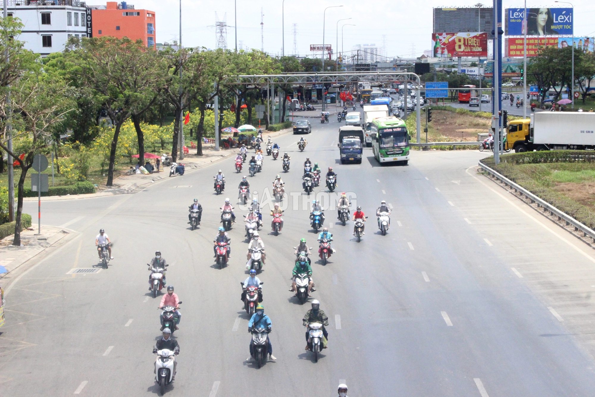 TP.HCM tho&aacute;t cảnh kẹt xe c&aacute;c cửa ng&otilde; ng&agrave;y thứ 2 nghỉ lễ- Ảnh 8.