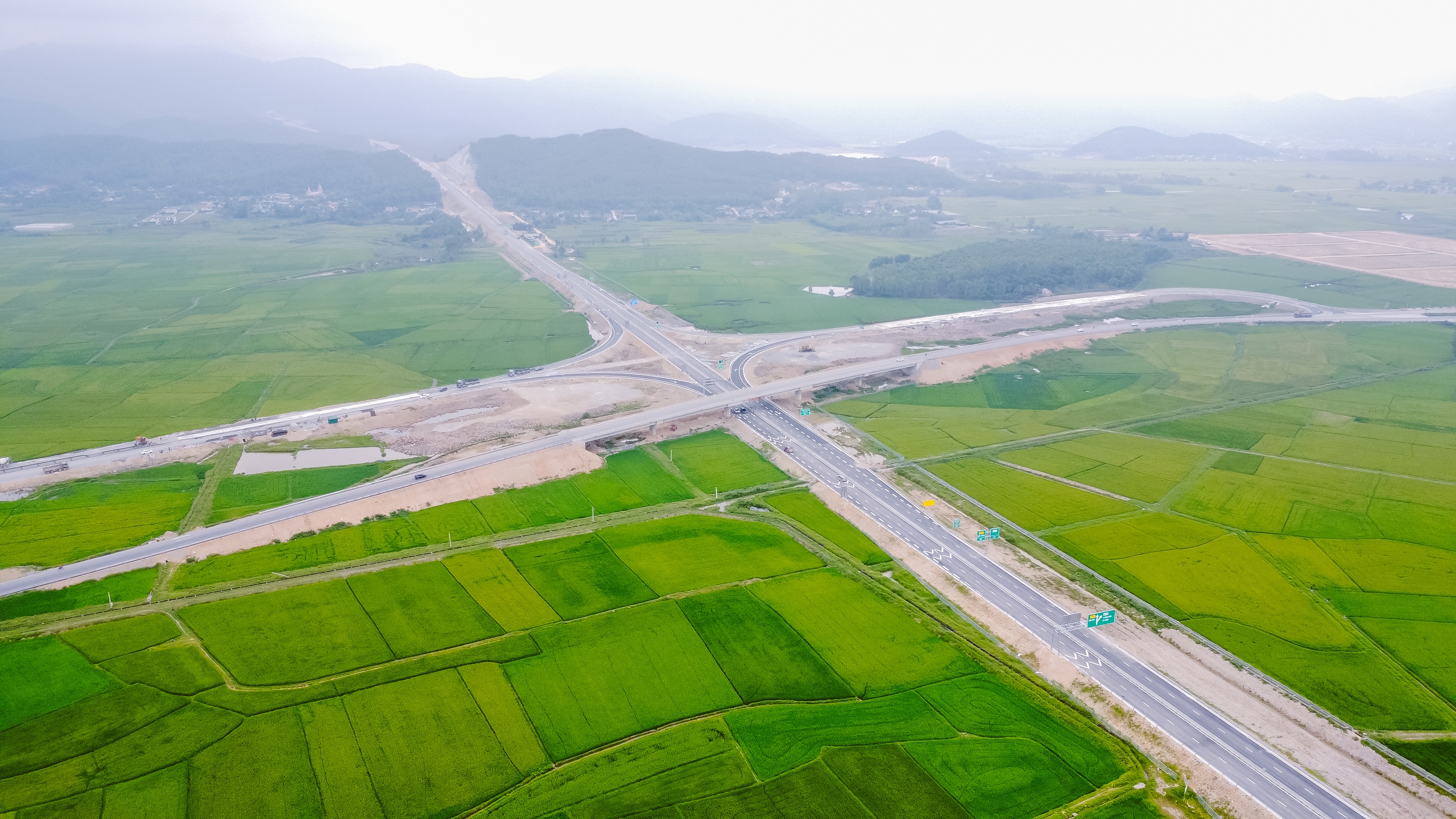 Thỏa ước nguyện khi cao tốc về tới th&agrave;nh Vinh- Ảnh 3.