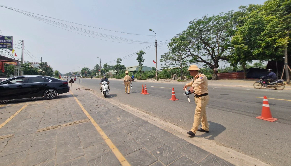 Bắc Giang: H&agrave;ng trăm t&agrave;i xế vi phạm nồng độ cồn, tốc độ tr&ecirc;n đường về nghỉ lễ- Ảnh 1.