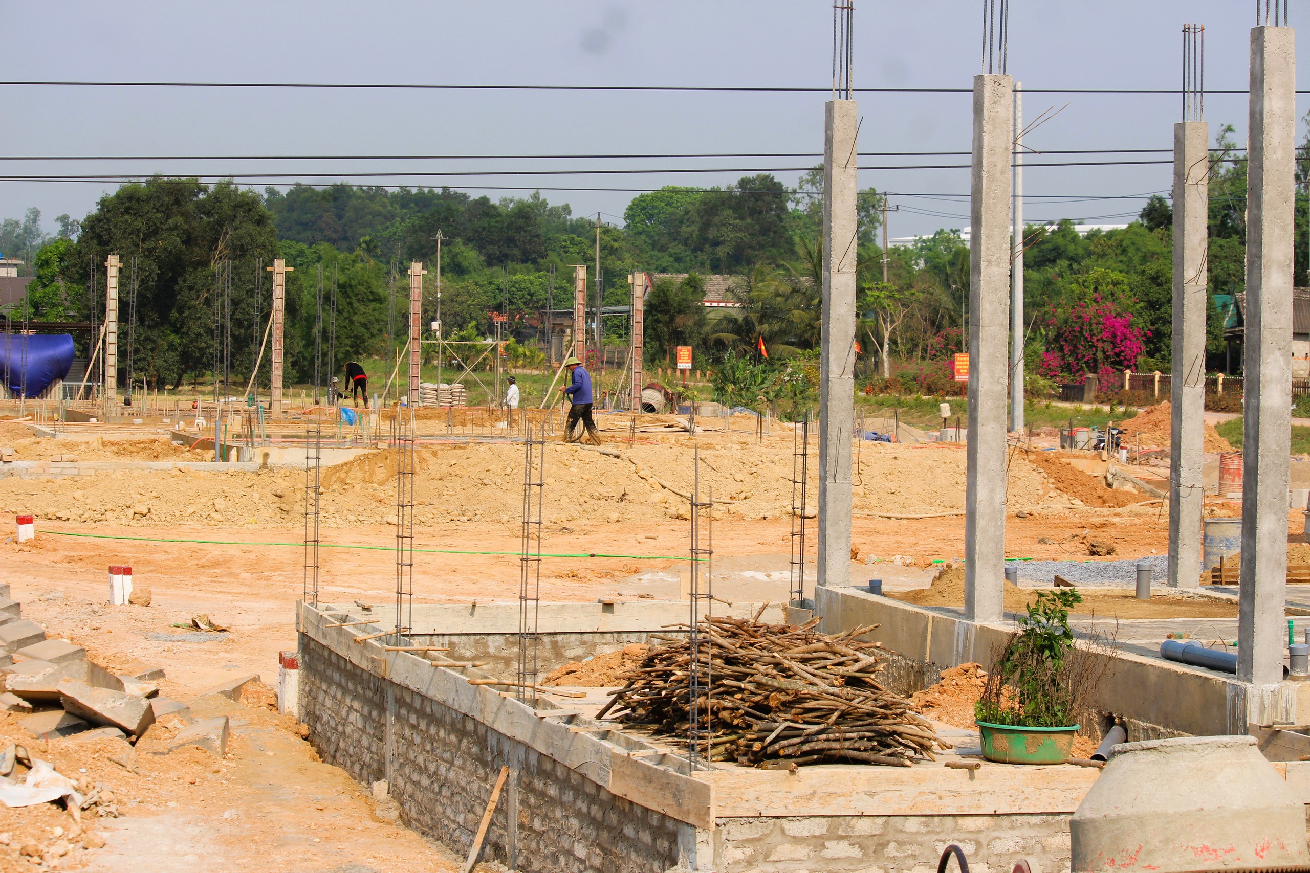 Những căn nh&agrave; đầu ti&ecirc;n gấp r&uacute;t ho&agrave;n th&agrave;nh tại khu t&aacute;i định cư cao tốc Vạn Ninh - Cam Lộ- Ảnh 1.