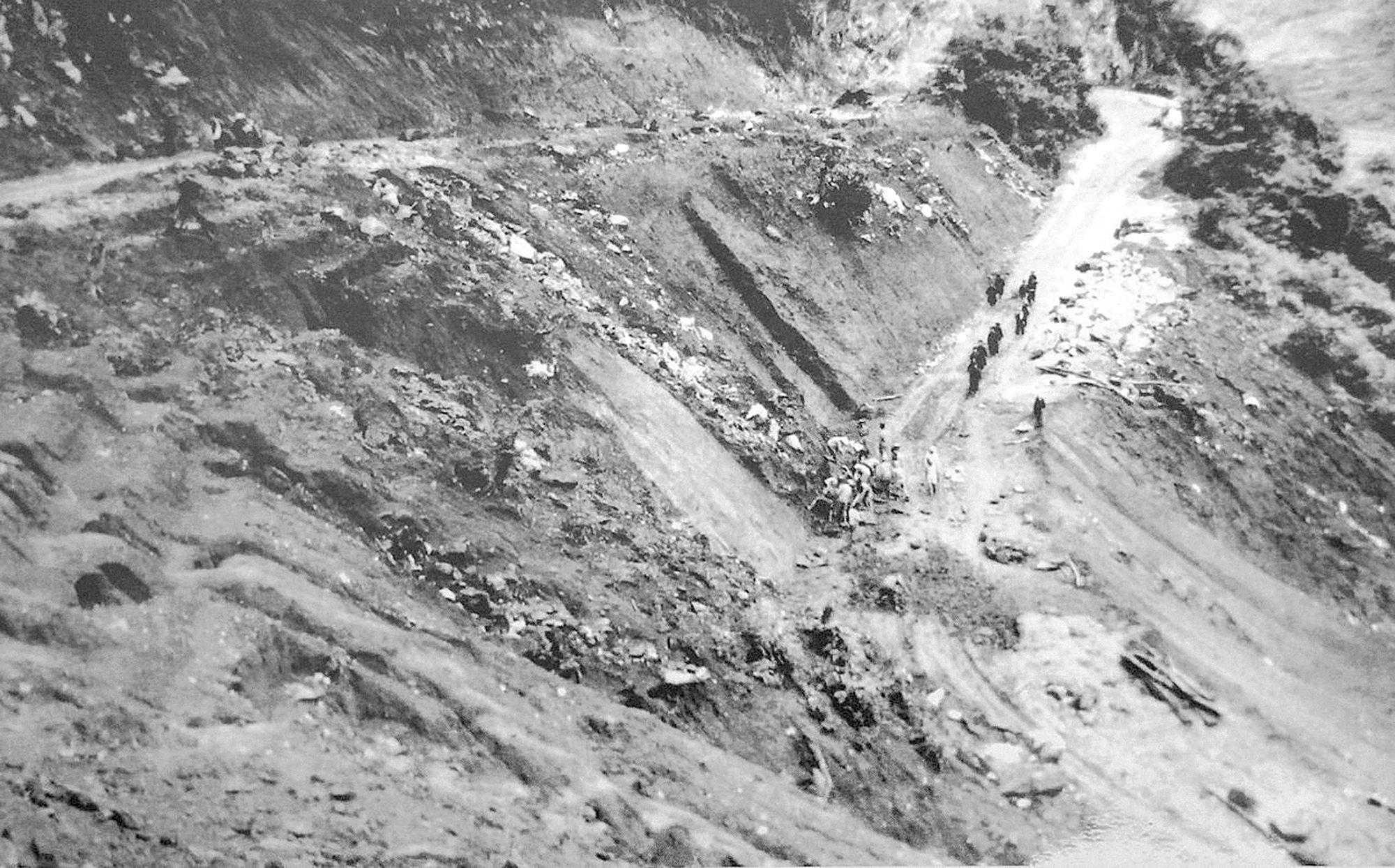 Kỳ t&iacute;ch l&agrave;m đường vận chuyển qu&acirc;n lương v&agrave;o &ldquo;chảo lửa&rdquo; Điện Bi&ecirc;n Phủ- Ảnh 1.