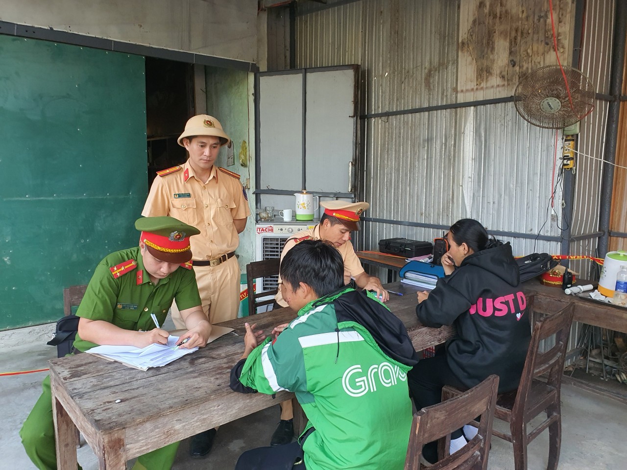 Trung tá CSGT bị tài xế vi phạm tốc độ tông bị thương- Ảnh 1. Trung tá CSGT bị tài xế vi phạm tốc độ tông bị thương- Ảnh 1.