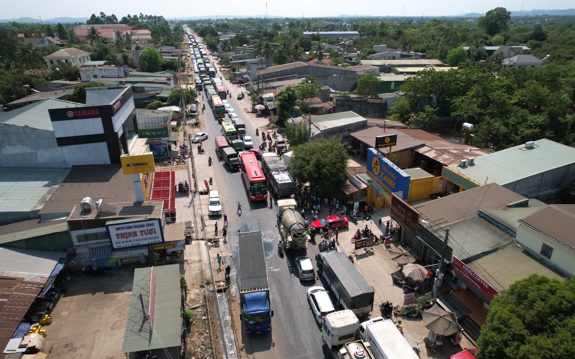 &Ocirc; t&ocirc; con t&ocirc;ng xe tải, đường Hồ Ch&iacute; Minh kẹt xe nhiều giờ