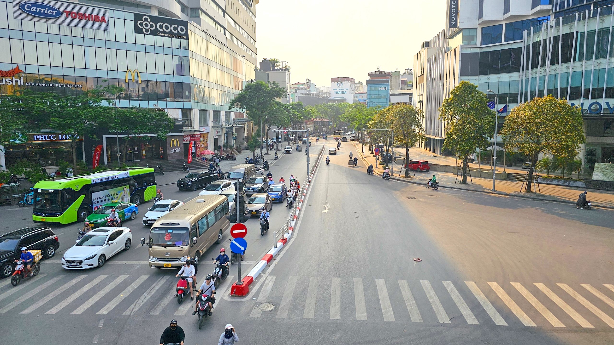 H&agrave; Nội nắng n&oacute;ng, đường phố vắng vẻ dịp nghỉ lễ- Ảnh 10.