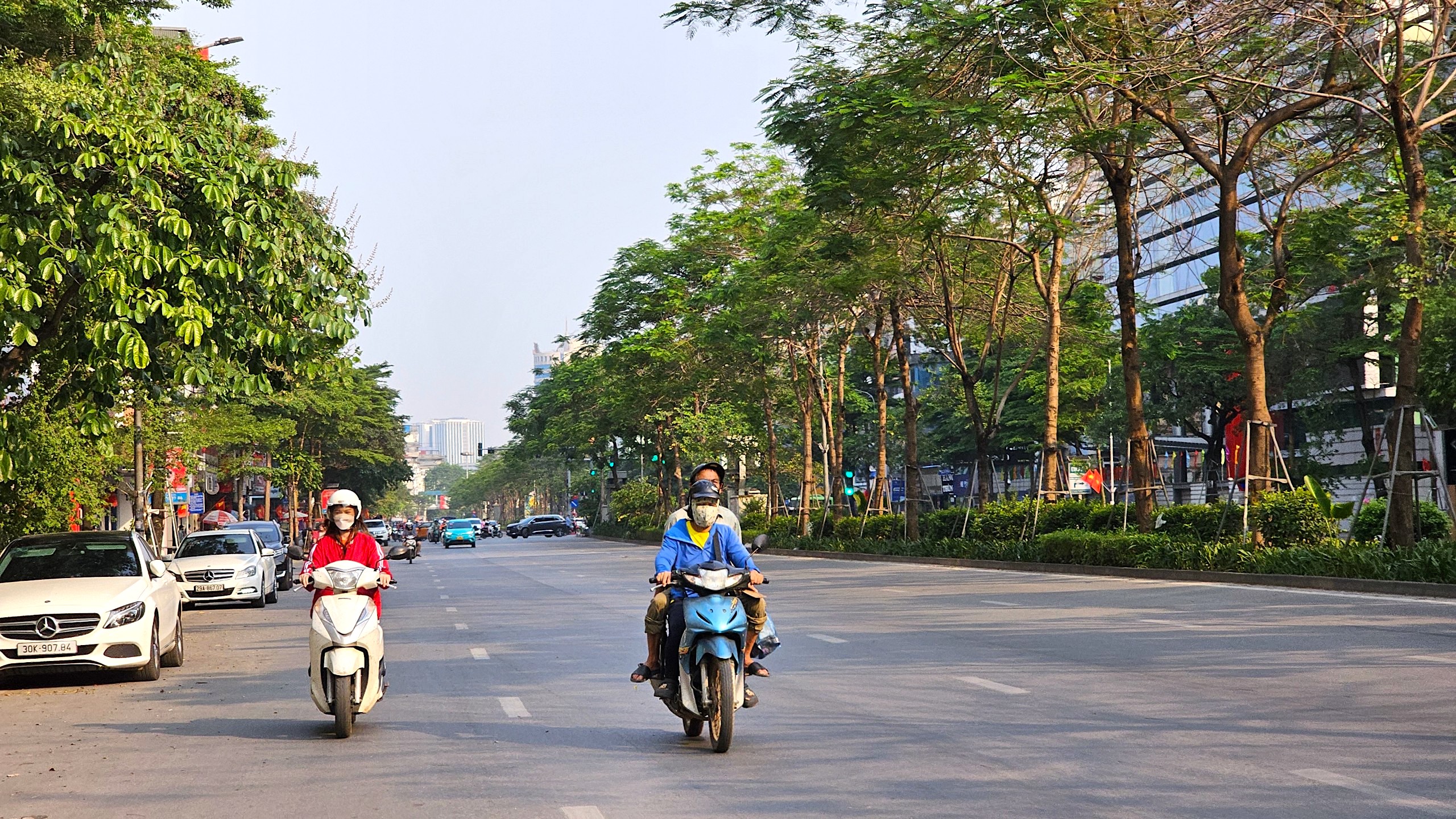 H&agrave; Nội nắng n&oacute;ng, đường phố vắng vẻ dịp nghỉ lễ- Ảnh 7.