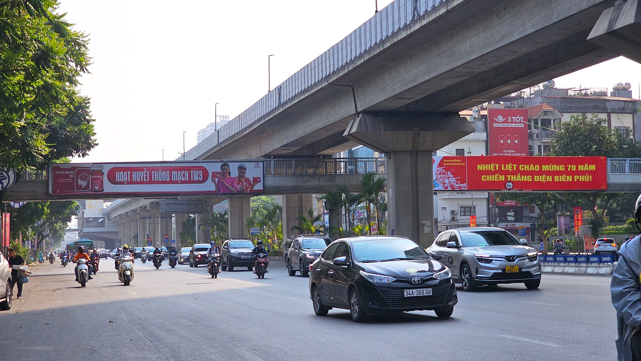 H&agrave; Nội nắng n&oacute;ng, đường phố vắng vẻ dịp nghỉ lễ- Ảnh 4.