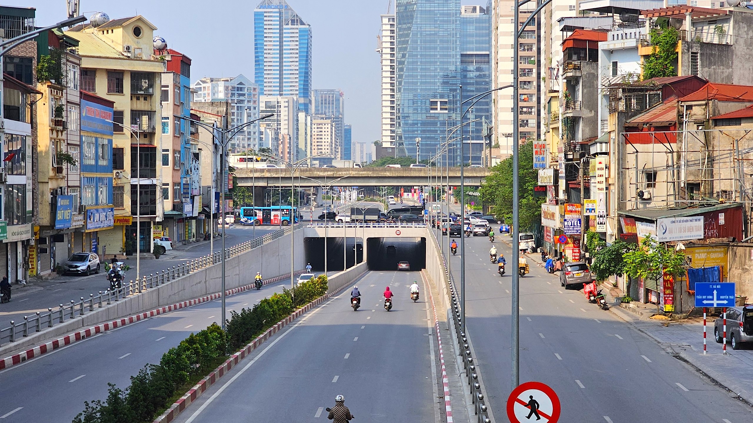 H&agrave; Nội nắng n&oacute;ng, đường phố vắng vẻ dịp nghỉ lễ- Ảnh 2.