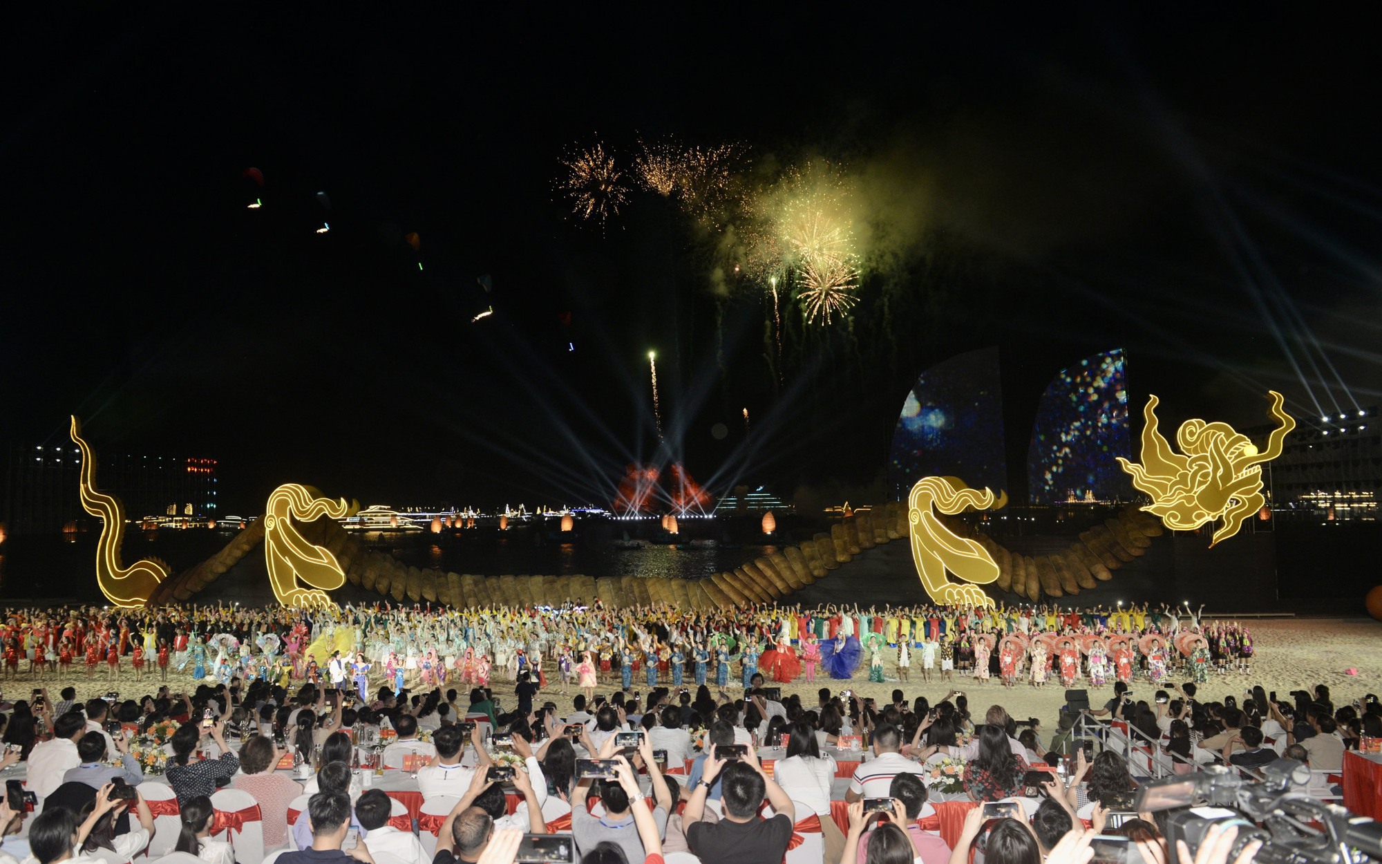 M&atilde;n nh&atilde;n với Carnaval Hạ Long 2024 rực rỡ tr&ecirc;n bờ, dưới biển