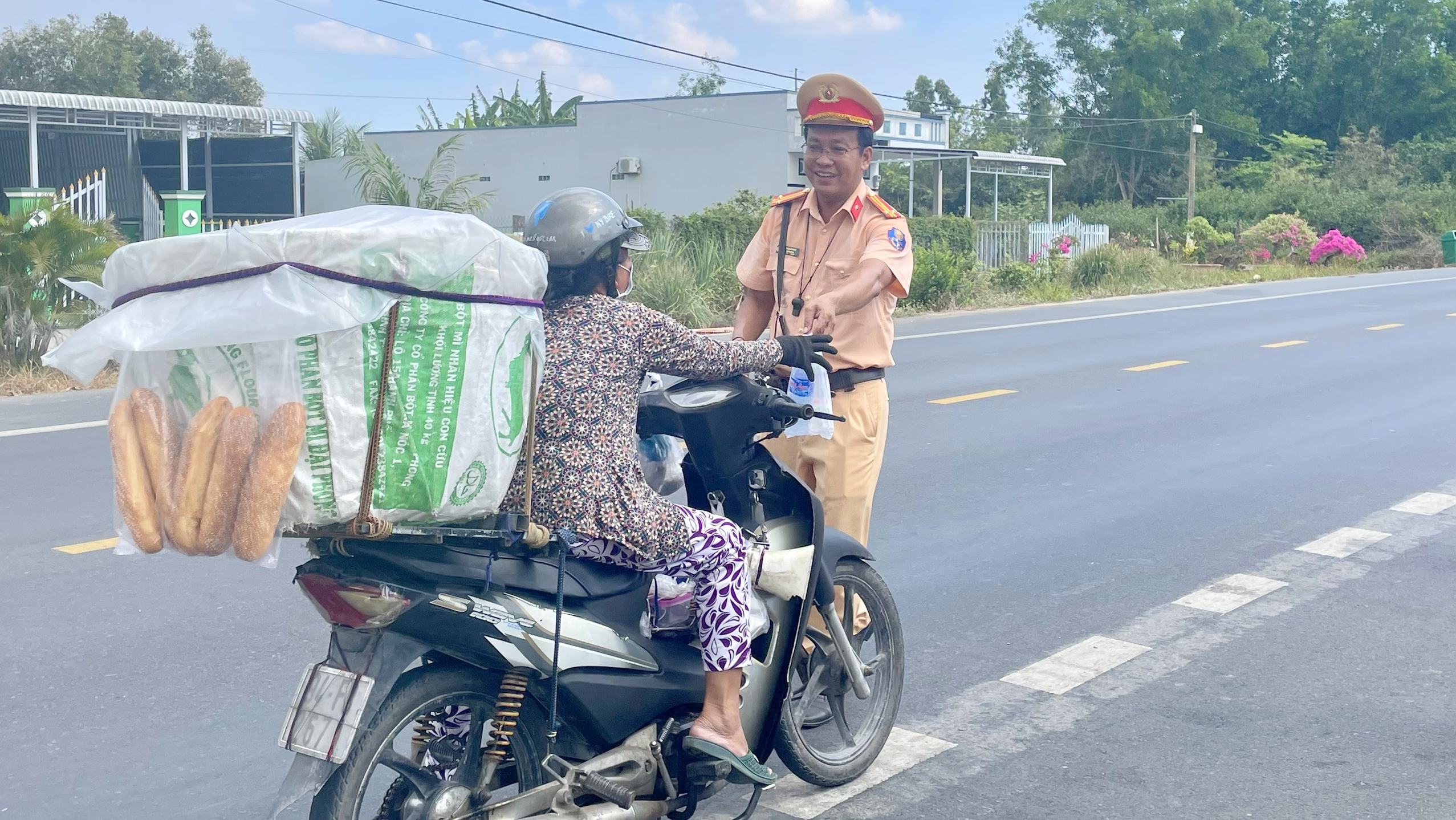 Người d&acirc;n về qu&ecirc; nghỉ lễ bất ngờ khi CSGT gọi v&agrave;o tặng nước, sữa- Ảnh 7.