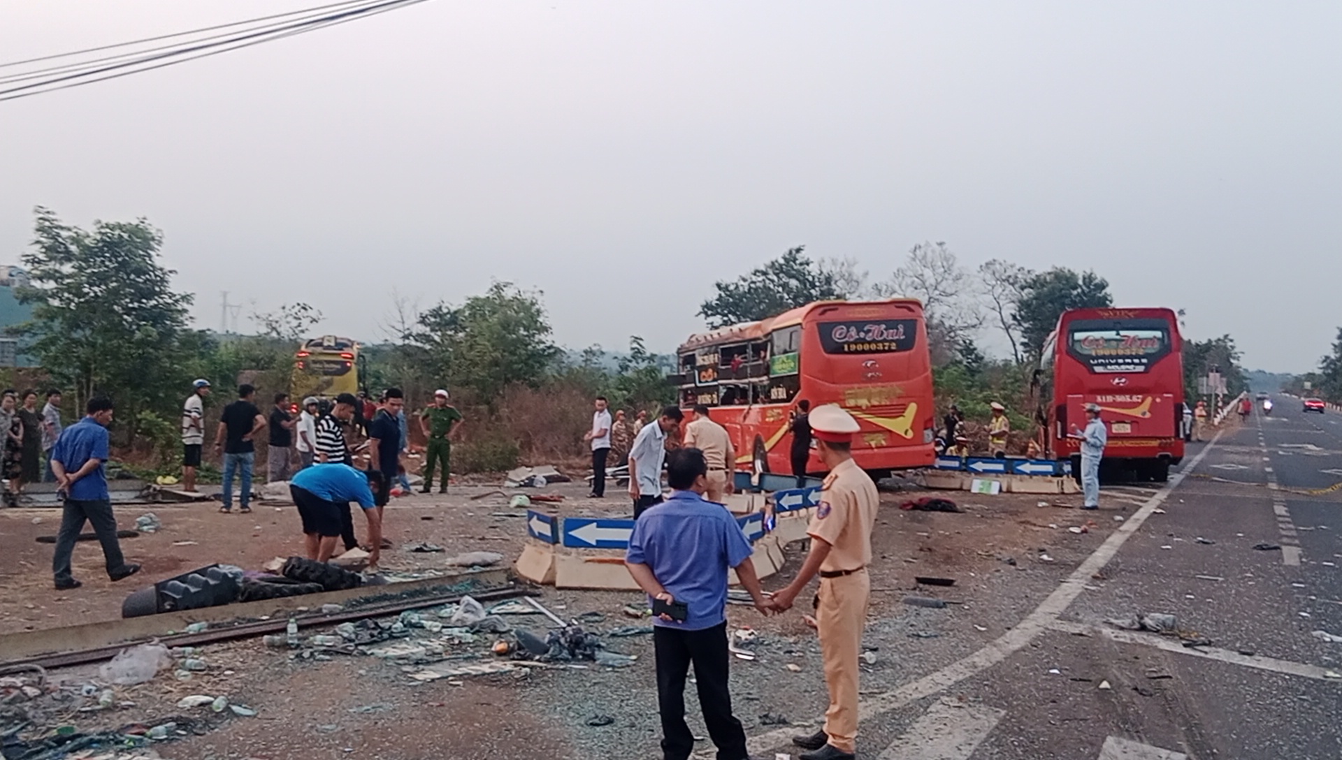 Hai xe kh&aacute;ch va chạm tr&ecirc;n đường Hồ Ch&iacute; Minh, 1 người tử vong, nhiều người bị thương- Ảnh 2.