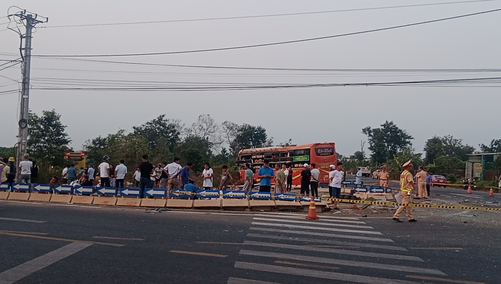 Hai xe kh&aacute;ch va chạm tr&ecirc;n đường Hồ Ch&iacute; Minh, 1 người tử vong, nhiều người bị thương- Ảnh 4.