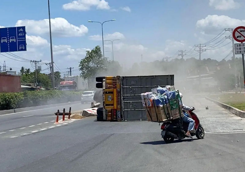 May mắn khi vụ tai nạn xảy ra, c&aacute;c phương tiện tr&ecirc;n l&agrave;n xe m&aacute;y n&eacute; tr&aacute;nh kịp thời.