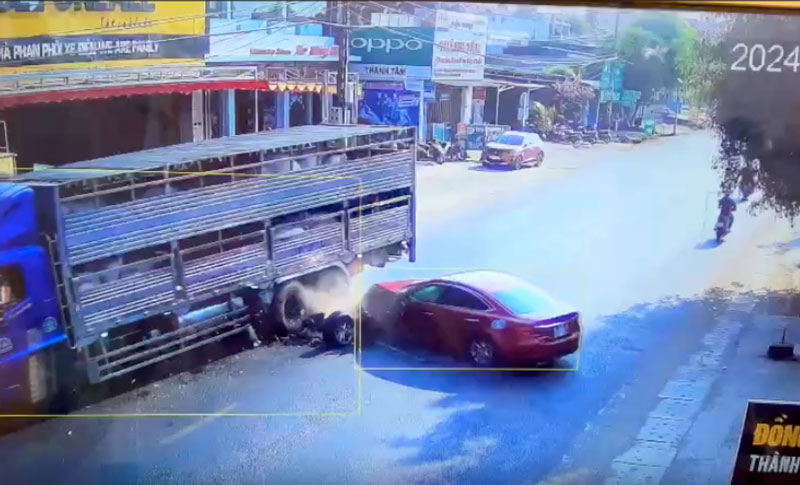 Thời điểm xe &ocirc; t&ocirc; con t&ocirc;ng xe tải (Ảnh cắt từ video).