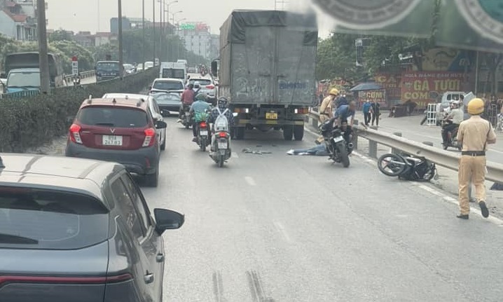 Ng&atilde; ra đường bị xe tải c&aacute;n, c&ocirc; g&aacute;i trẻ tử vong tr&ecirc;n QL5- Ảnh 1.