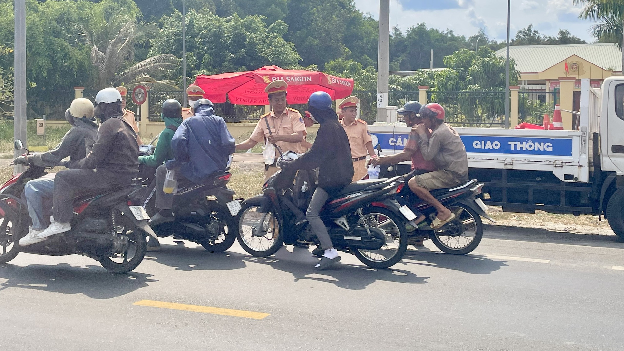 Người d&acirc;n về qu&ecirc; nghỉ lễ bất ngờ khi CSGT gọi v&agrave;o tặng nước, sữa- Ảnh 4.
