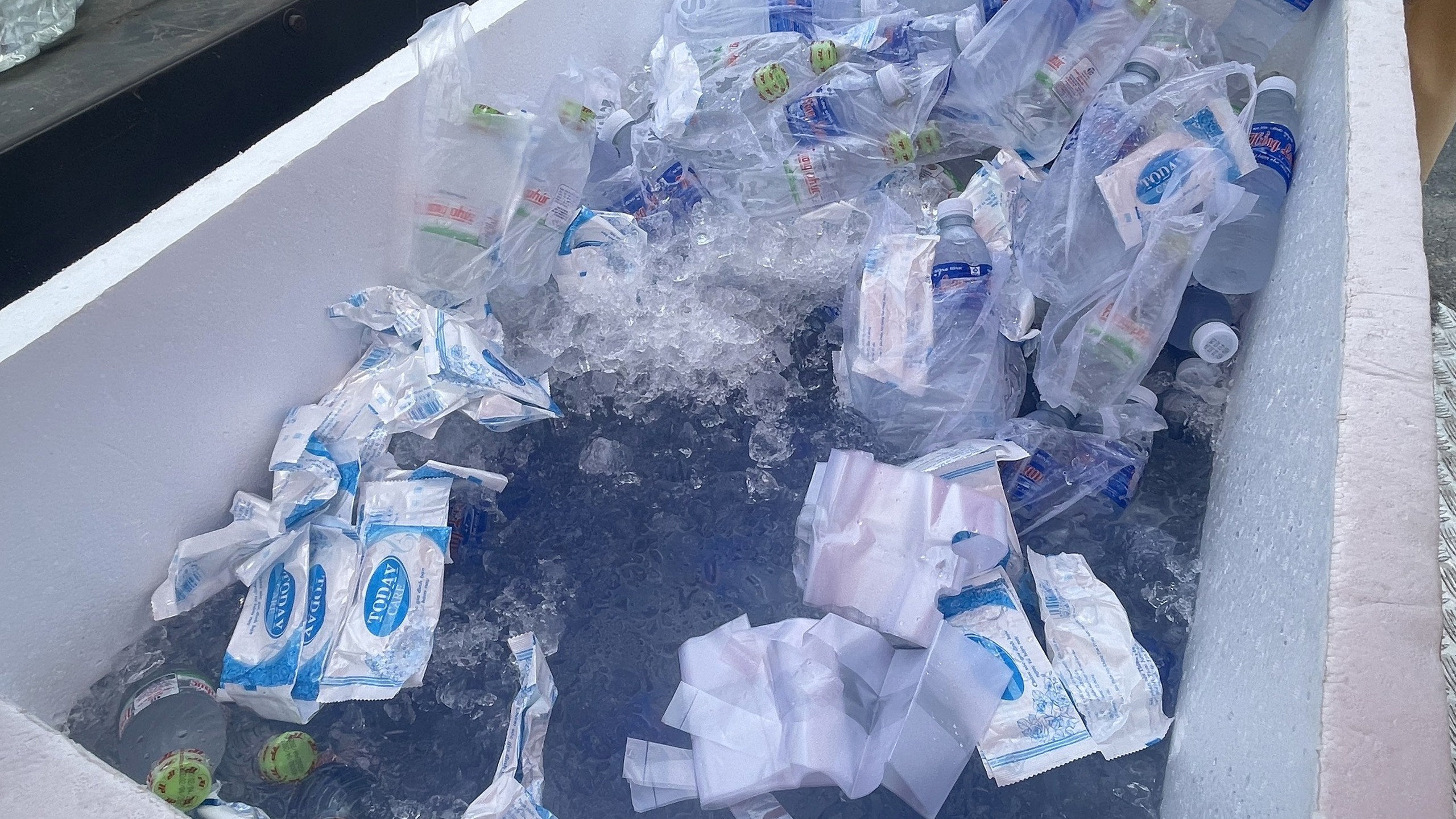 Người d&acirc;n về qu&ecirc; nghỉ lễ bất ngờ khi CSGT gọi v&agrave;o tặng nước, sữa- Ảnh 5.