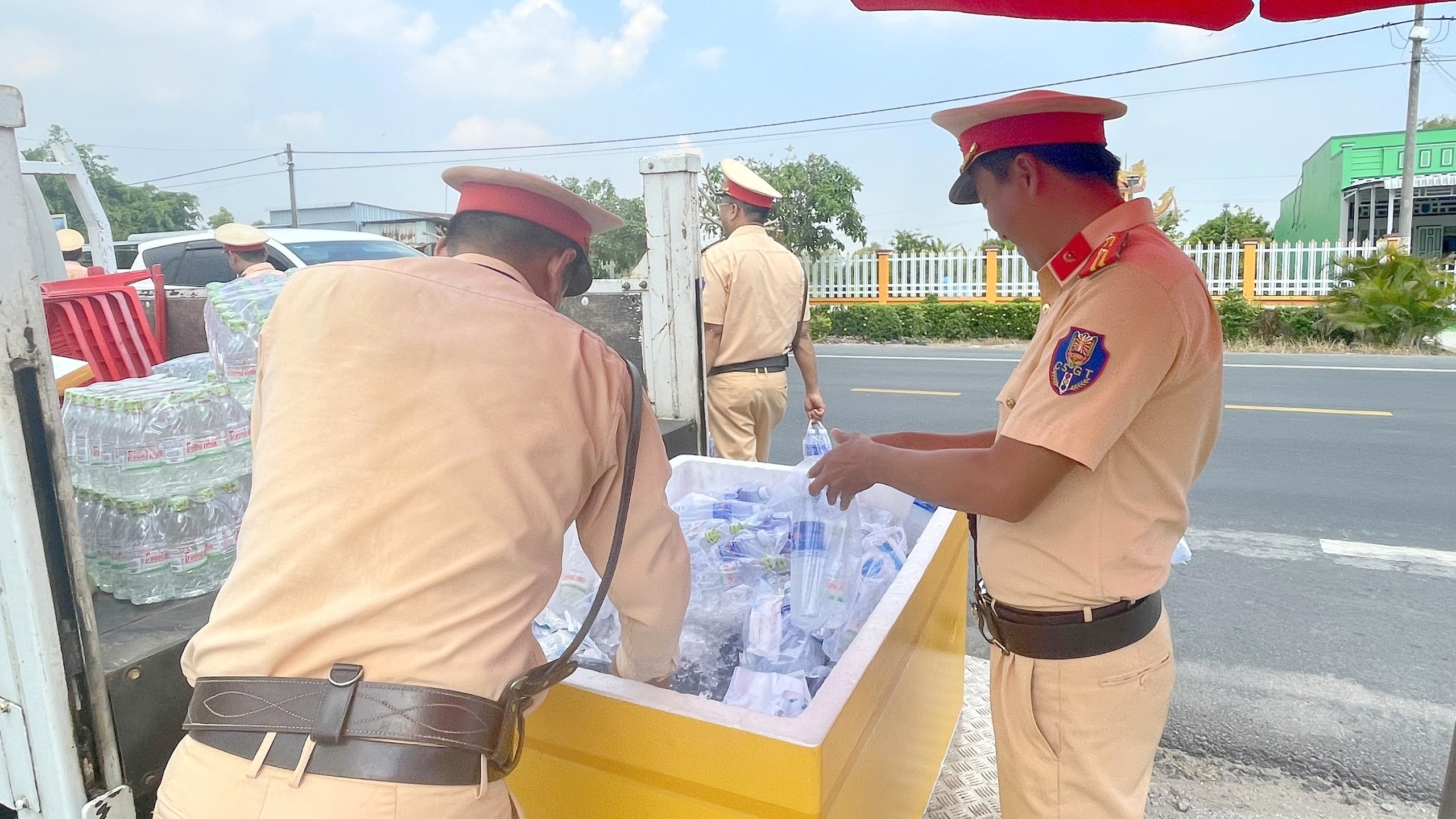 Người d&acirc;n về qu&ecirc; nghỉ lễ bất ngờ khi CSGT gọi v&agrave;o tặng nước, sữa- Ảnh 2.