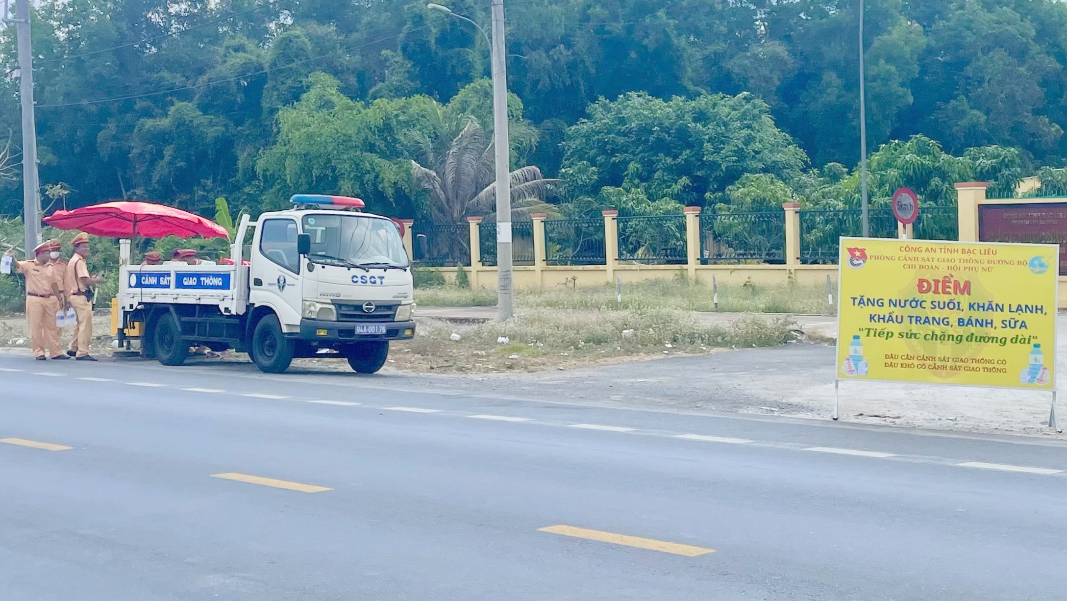 Người d&acirc;n về qu&ecirc; nghỉ lễ bất ngờ khi CSGT gọi v&agrave;o tặng nước, sữa- Ảnh 3.