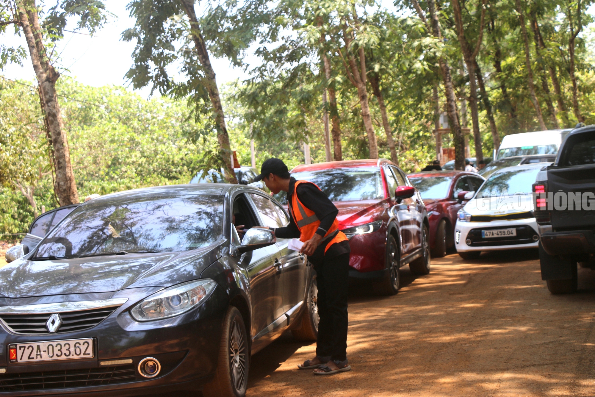 Du kh&aacute;ch đổ x&ocirc; về th&aacute;c nước đẹp nhất T&acirc;y Nguy&ecirc;n &ldquo;giải nhiệt&rdquo;- Ảnh 2.