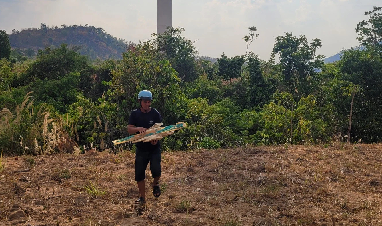 Mảnh vỡ từ quạt điện gi&oacute; nặng 5kg bay xa h&agrave;ng trăm m&eacute;t rơi tr&ecirc;n đất của d&acirc;n- Ảnh 4.