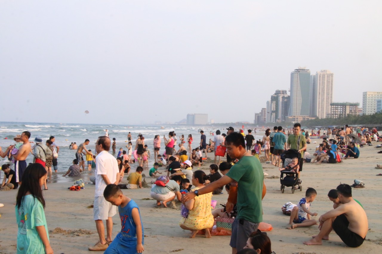 Nắng n&oacute;ng đỉnh điểm, du kh&aacute;ch &ugrave;n &ugrave;n đổ về tắm biển Đ&agrave; Nẵng- Ảnh 3.