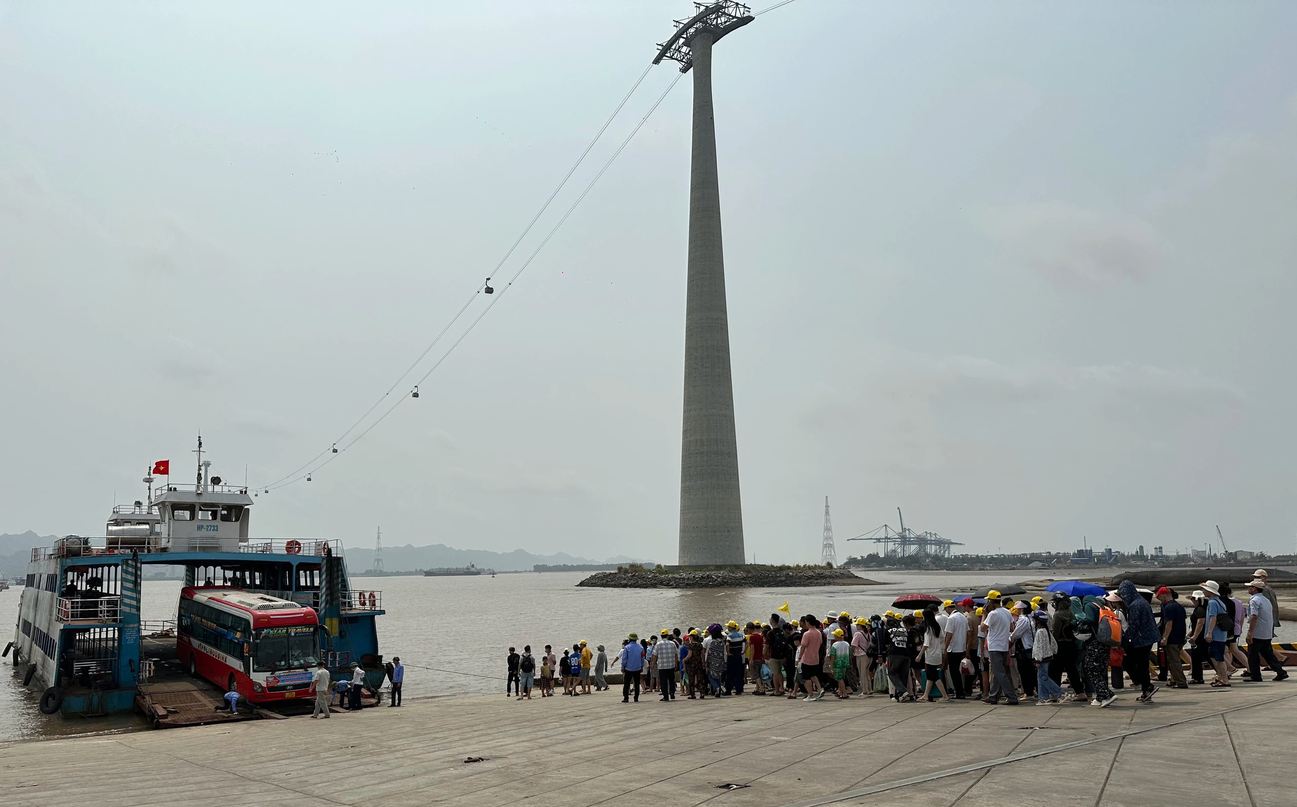 Ph&agrave; Đồng B&agrave;i &ugrave;n tắc k&eacute;o d&agrave;i, kh&aacute;ch ra C&aacute;t B&agrave; xếp h&agrave;ng chờ 3-4 giờ dưới nắng n&oacute;ng- Ảnh 6.