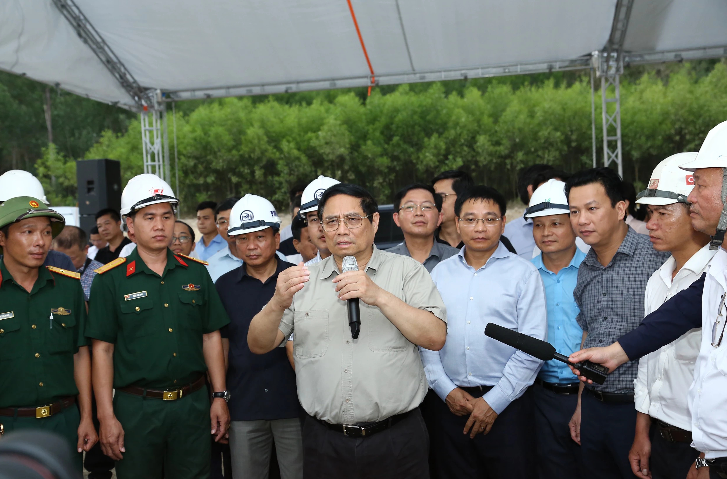 Thủ tướng h&agrave;i l&ograve;ng khi c&ocirc;ng trường cao tốc rộn tiếng m&aacute;y giữa kỳ nghỉ lễ 30/4- Ảnh 2.