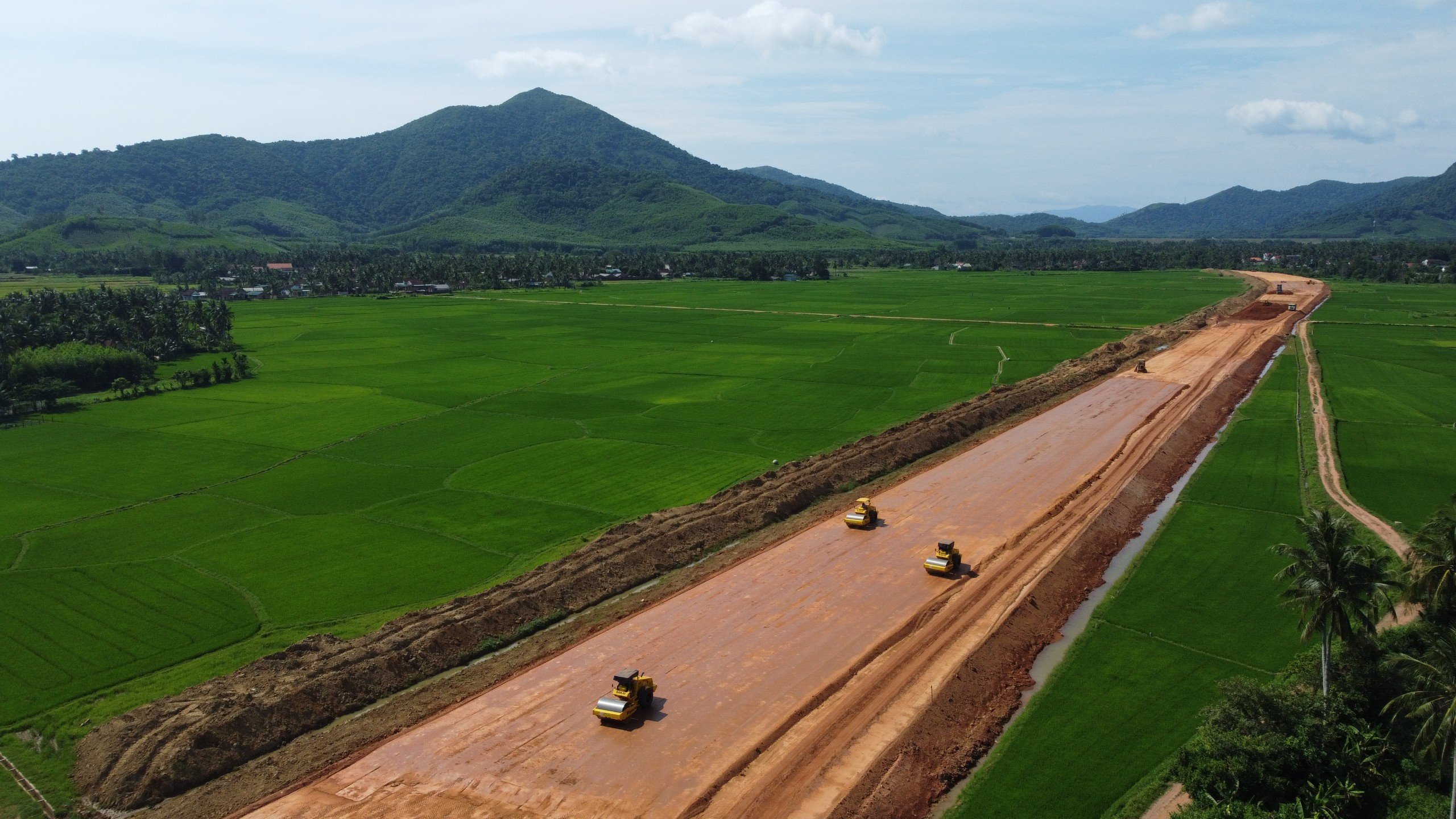 Thủ tướng h&agrave;i l&ograve;ng khi c&ocirc;ng trường cao tốc rộn tiếng m&aacute;y giữa kỳ nghỉ lễ 30/4- Ảnh 6.