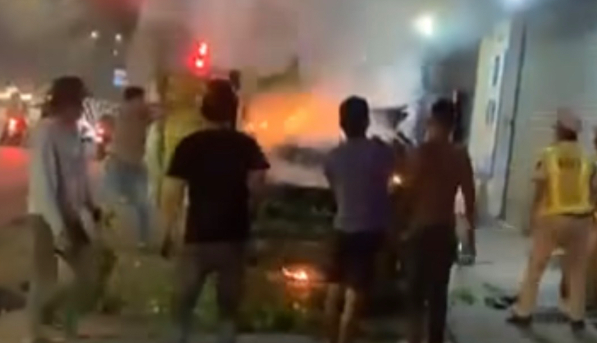 Tạm giữ h&igrave;nh sự đối tượng đốt xe m&aacute;y sau khi vi phạm nồng độ cồn tr&ecirc;n QL51- Ảnh 2.