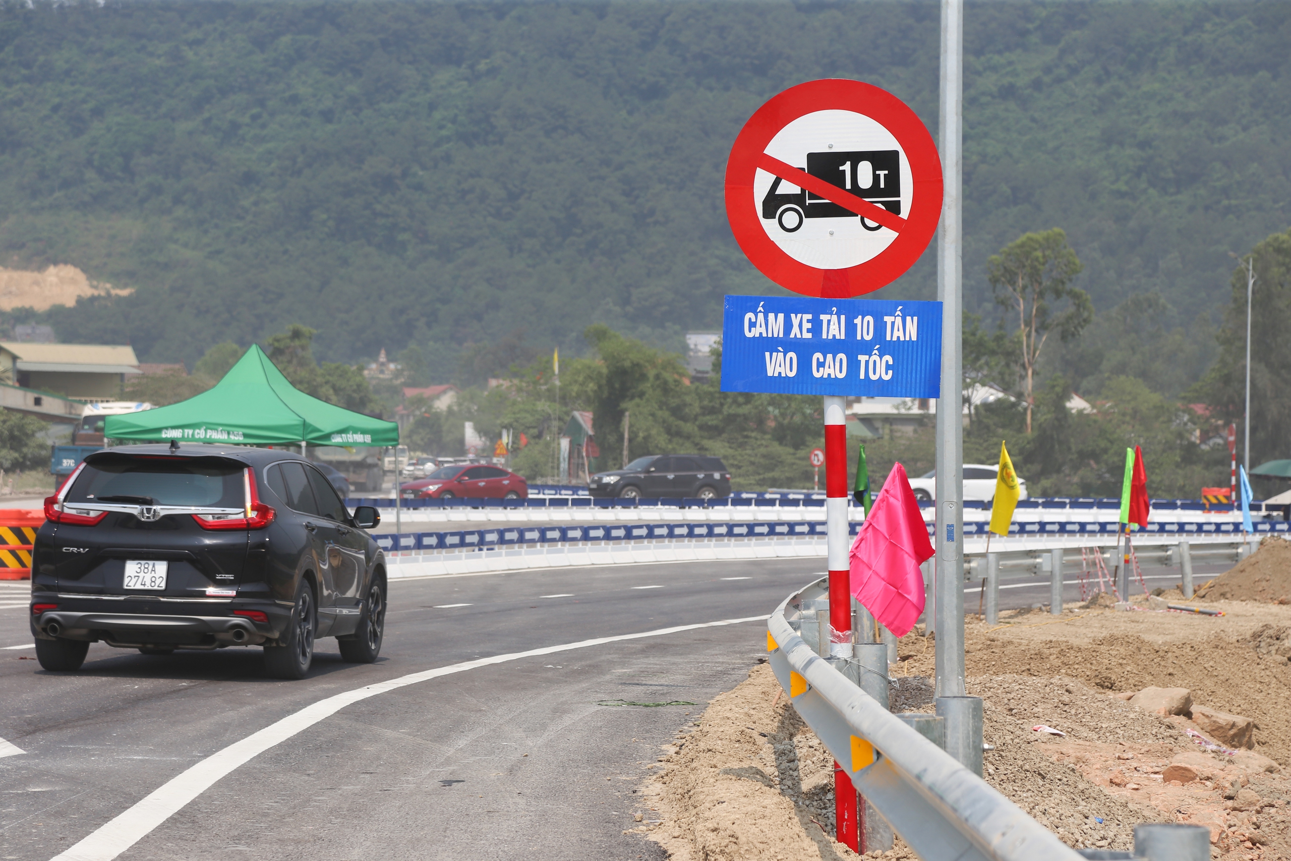 Cao tốc Diễn Ch&acirc;u - B&atilde;i Vọt th&ocirc;ng tho&aacute;ng ng&agrave;y đầu khai th&aacute;c- Ảnh 6.