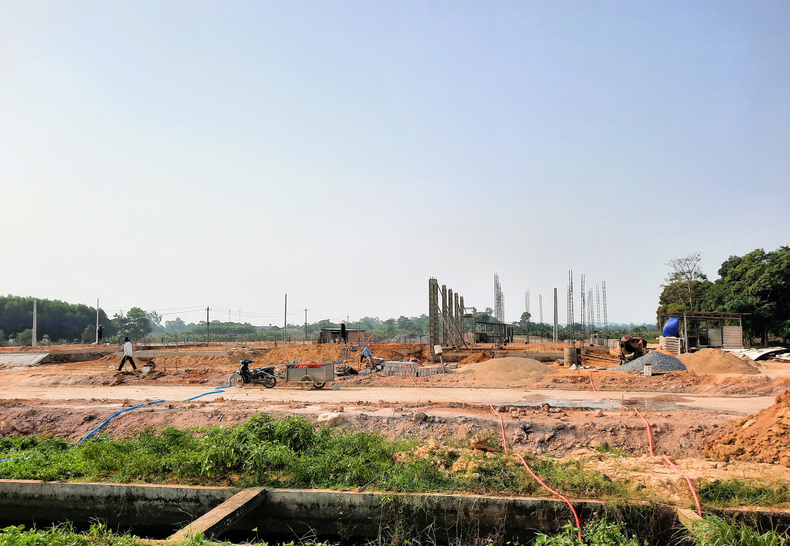 Những căn nh&agrave; đầu ti&ecirc;n gấp r&uacute;t ho&agrave;n th&agrave;nh tại khu t&aacute;i định cư cao tốc Vạn Ninh - Cam Lộ- Ảnh 9.