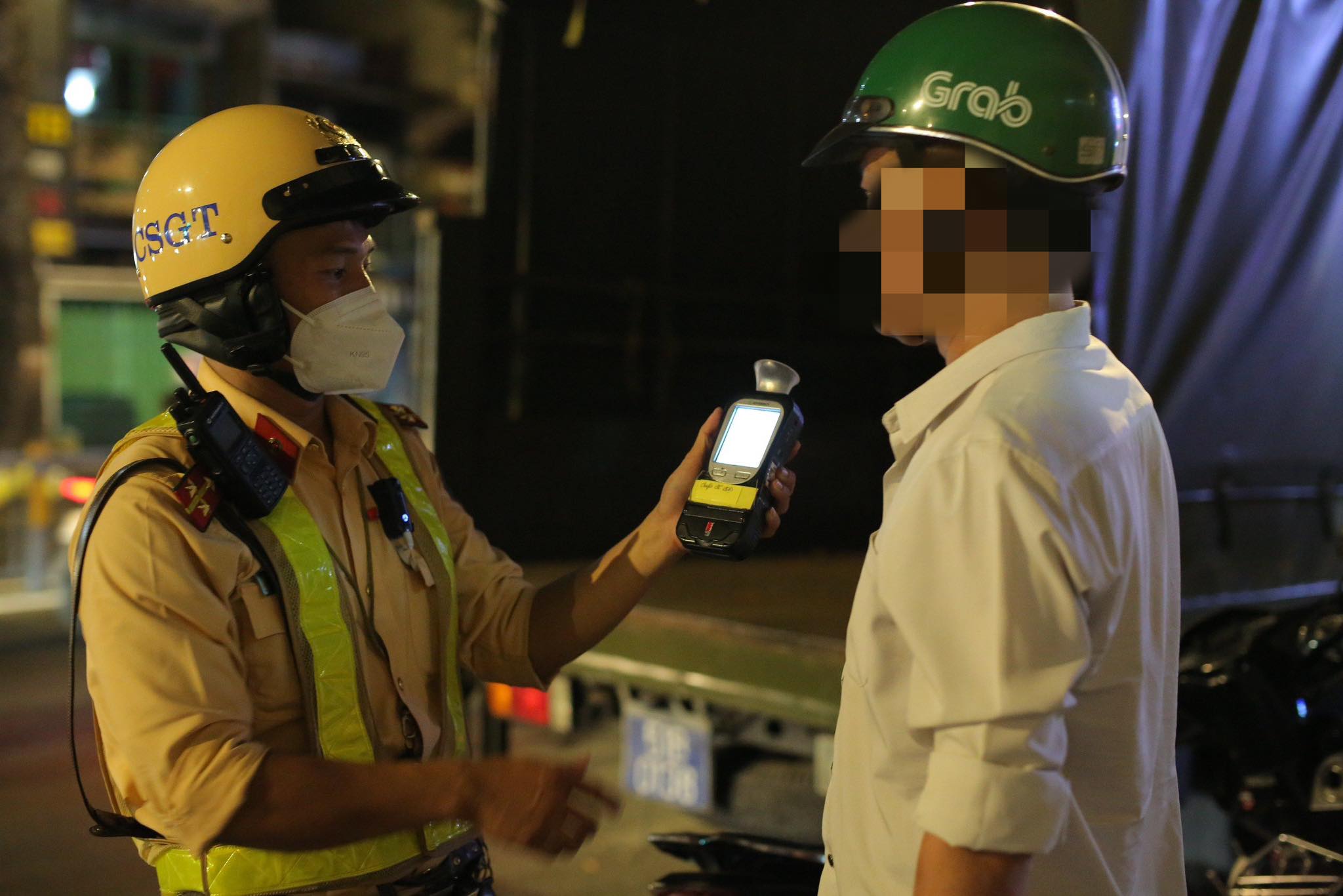 "Nhậu 4 lon mừng lễ", t&agrave;i xế c&ocirc;ng nghệ bị phạt 7 triệu, tước bằng 23 th&aacute;ng- Ảnh 1.