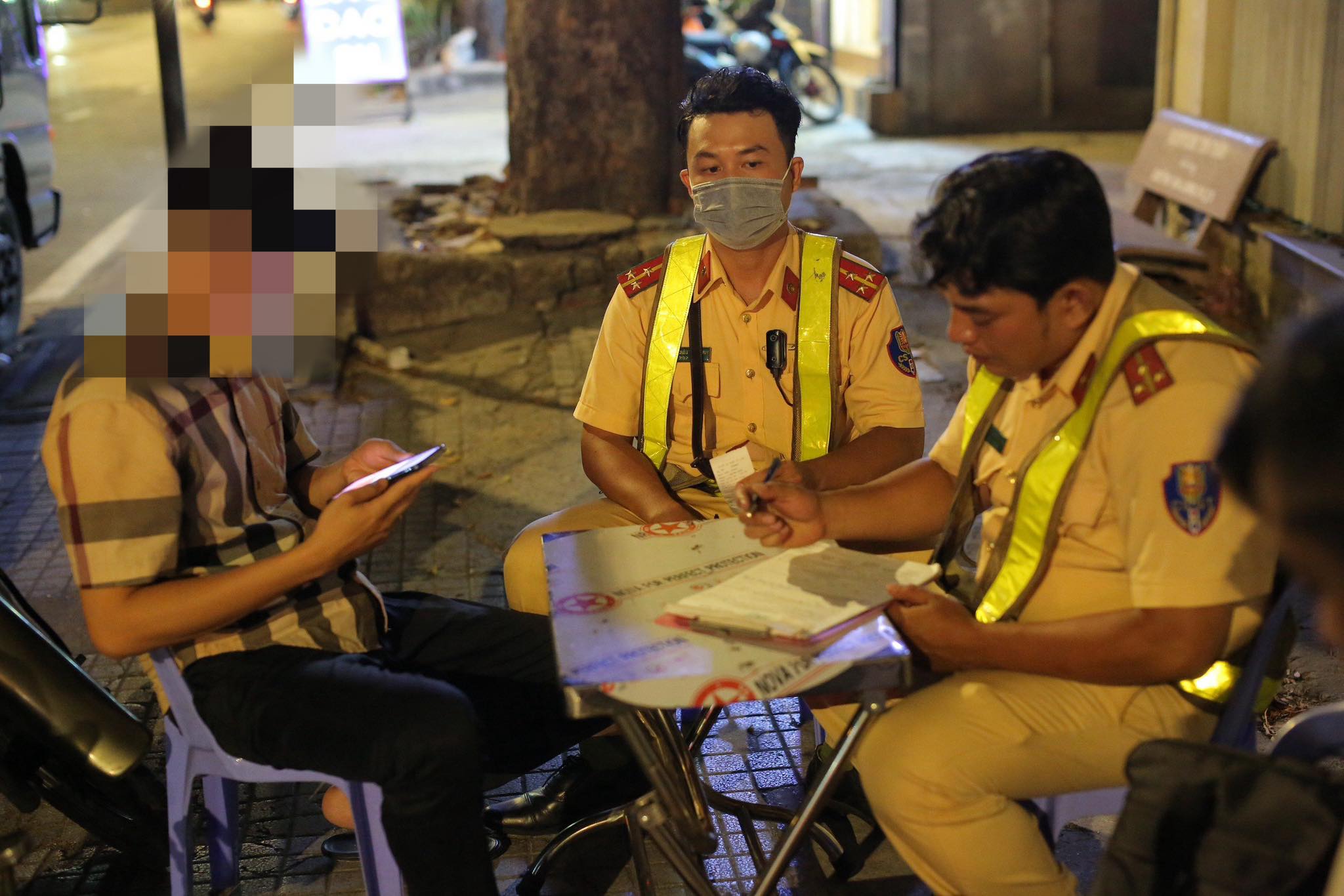 "Nhậu 4 lon mừng lễ", t&agrave;i xế c&ocirc;ng nghệ bị phạt 7 triệu, tước bằng 23 th&aacute;ng- Ảnh 3.