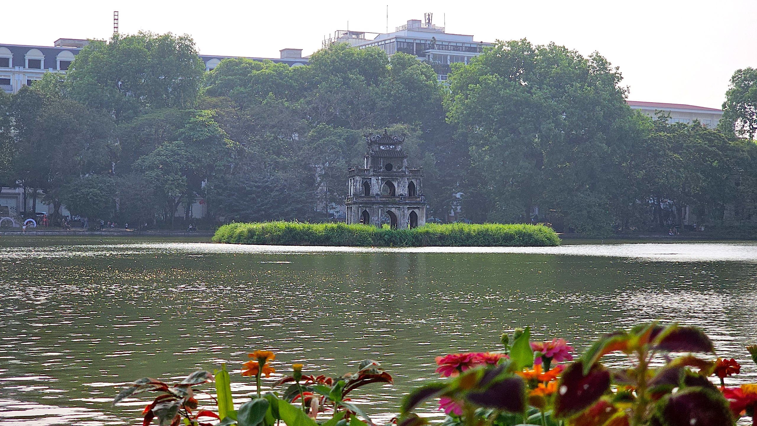 Phố đi bộ H&agrave; Nội lạ thường trong dịp nghỉ lễ- Ảnh 1.