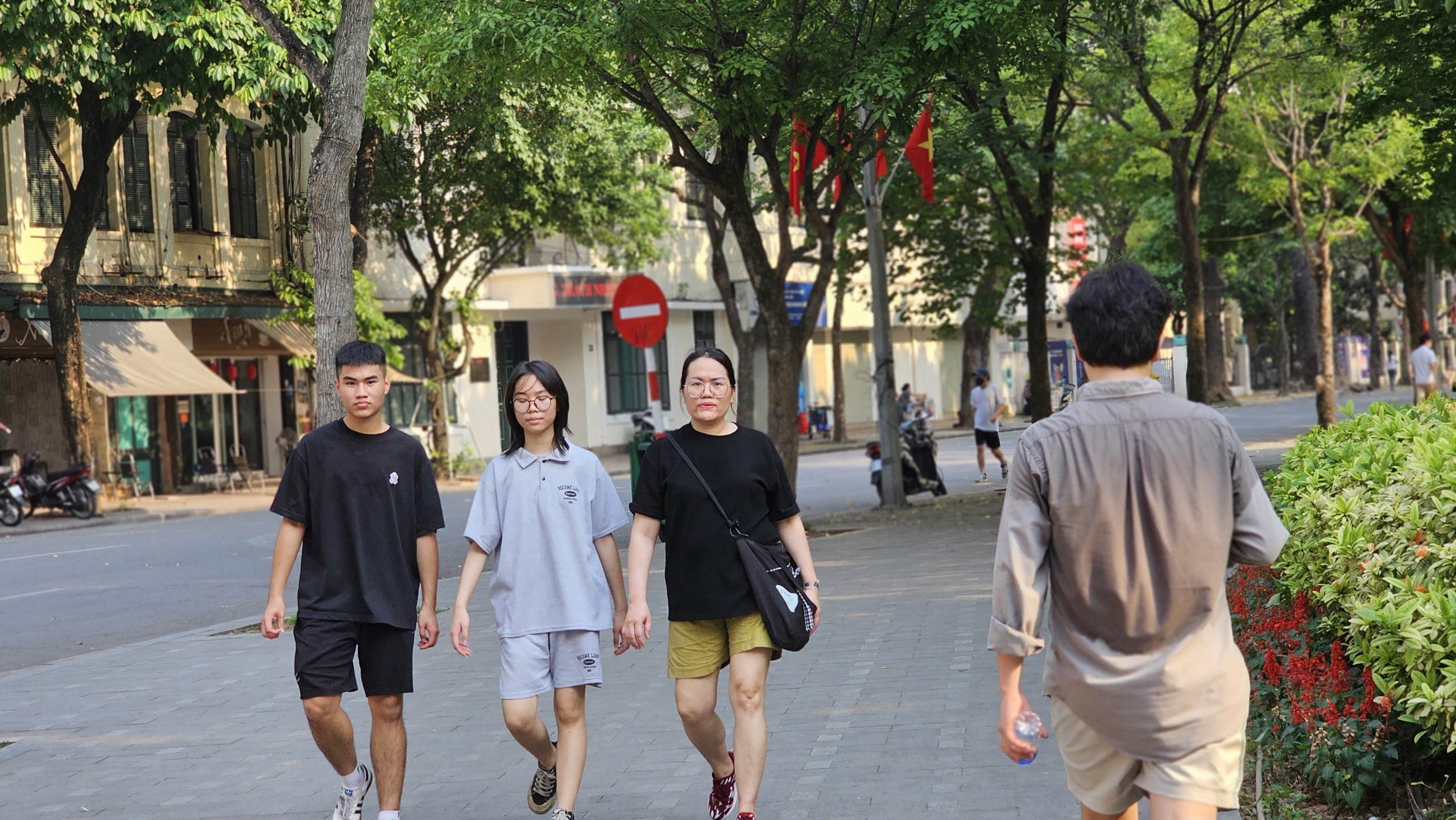 Phố đi bộ H&agrave; Nội lạ thường trong dịp nghỉ lễ- Ảnh 12.