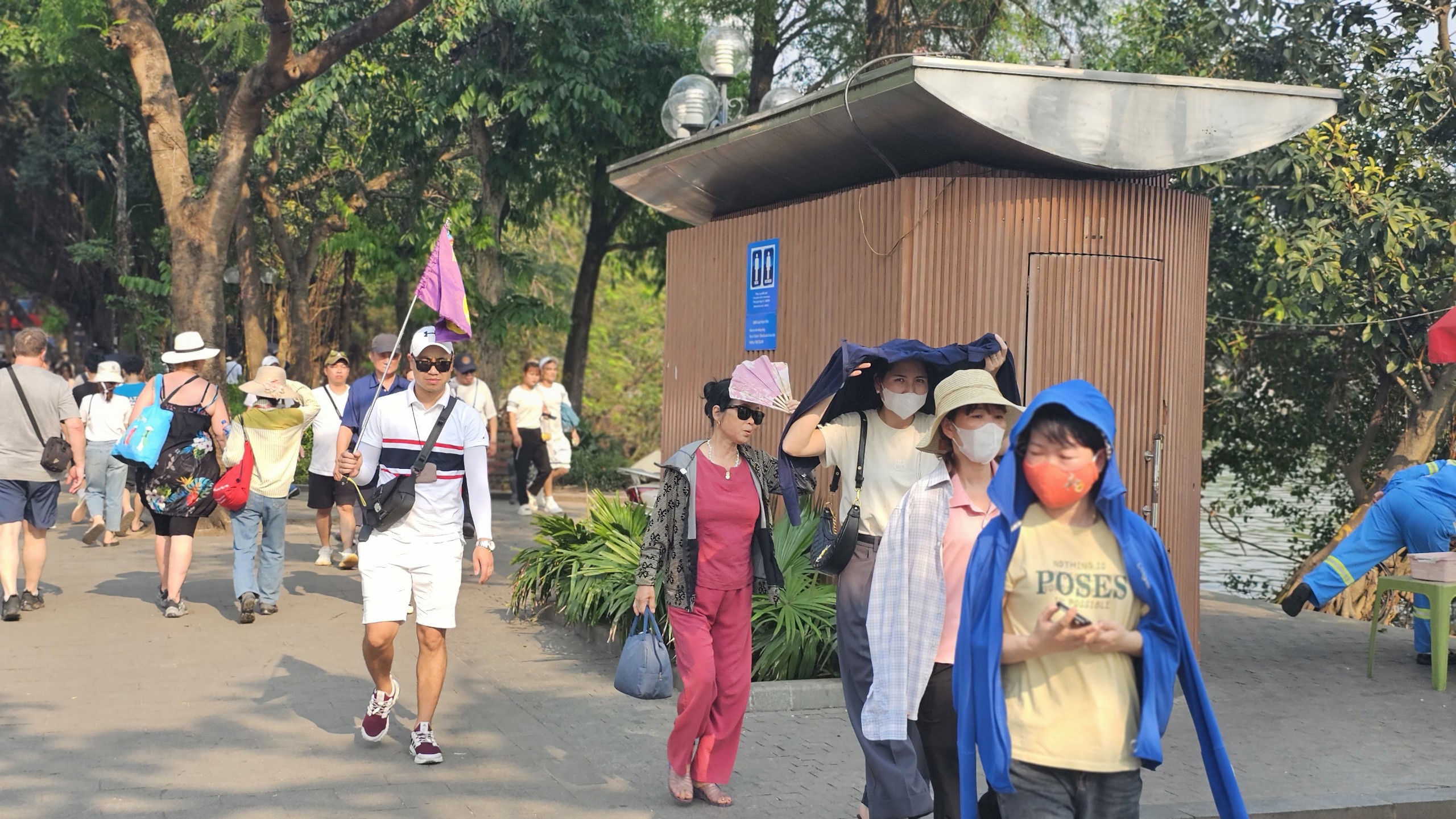 Phố đi bộ H&agrave; Nội lạ thường trong dịp nghỉ lễ- Ảnh 6.