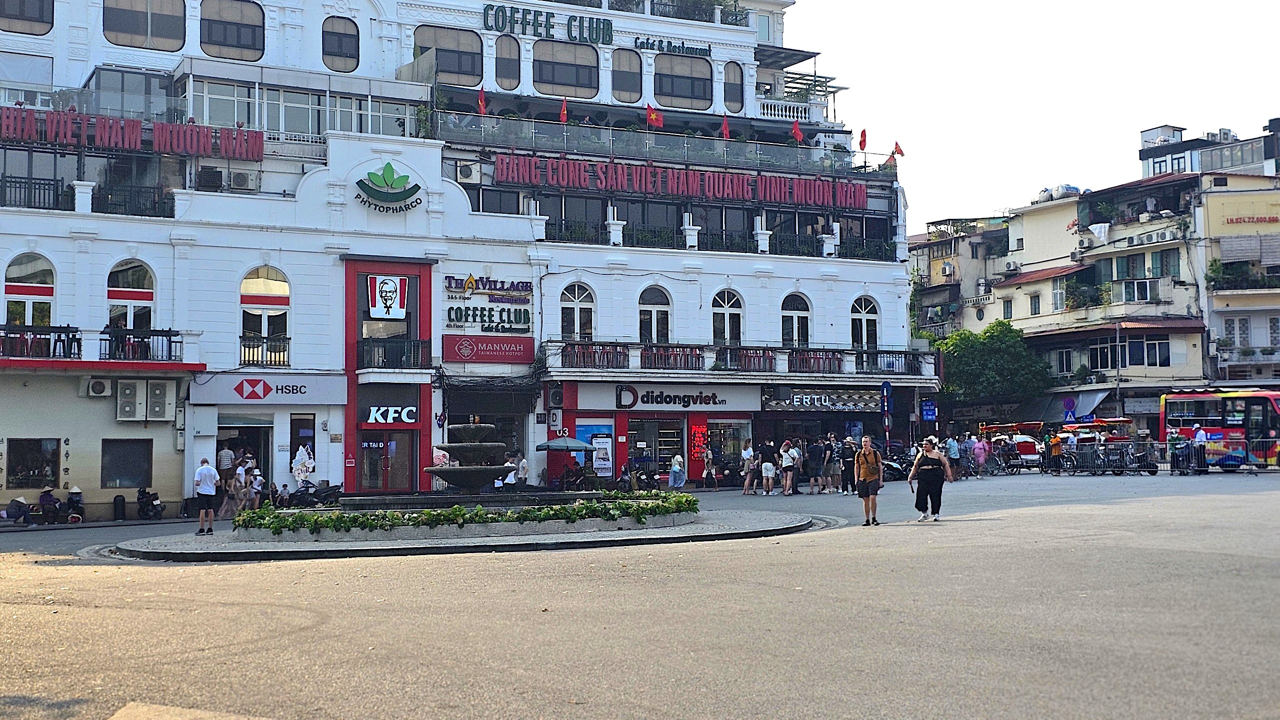 Phố đi bộ H&agrave; Nội lạ thường trong dịp nghỉ lễ- Ảnh 8.