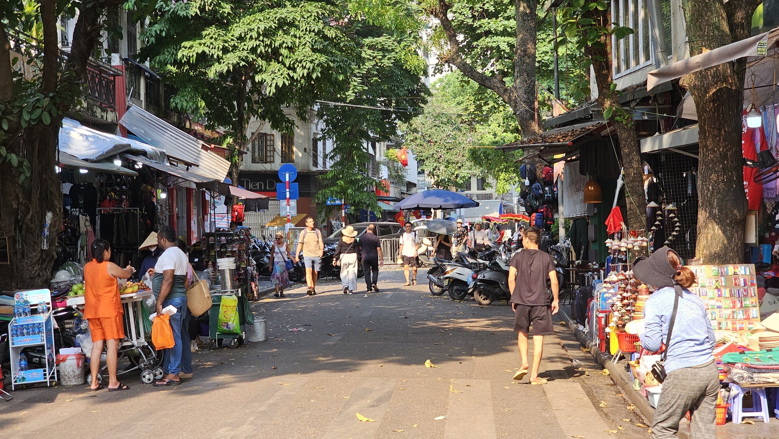 Phố đi bộ H&agrave; Nội lạ thường trong dịp nghỉ lễ- Ảnh 13.