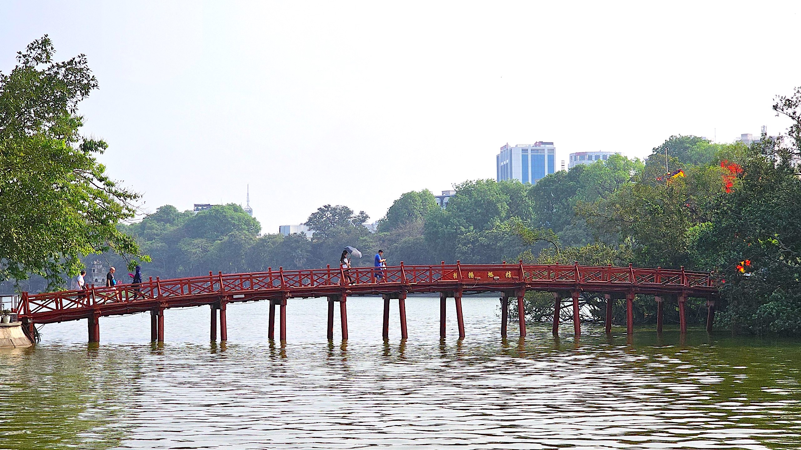 Phố đi bộ H&agrave; Nội lạ thường trong dịp nghỉ lễ- Ảnh 7.