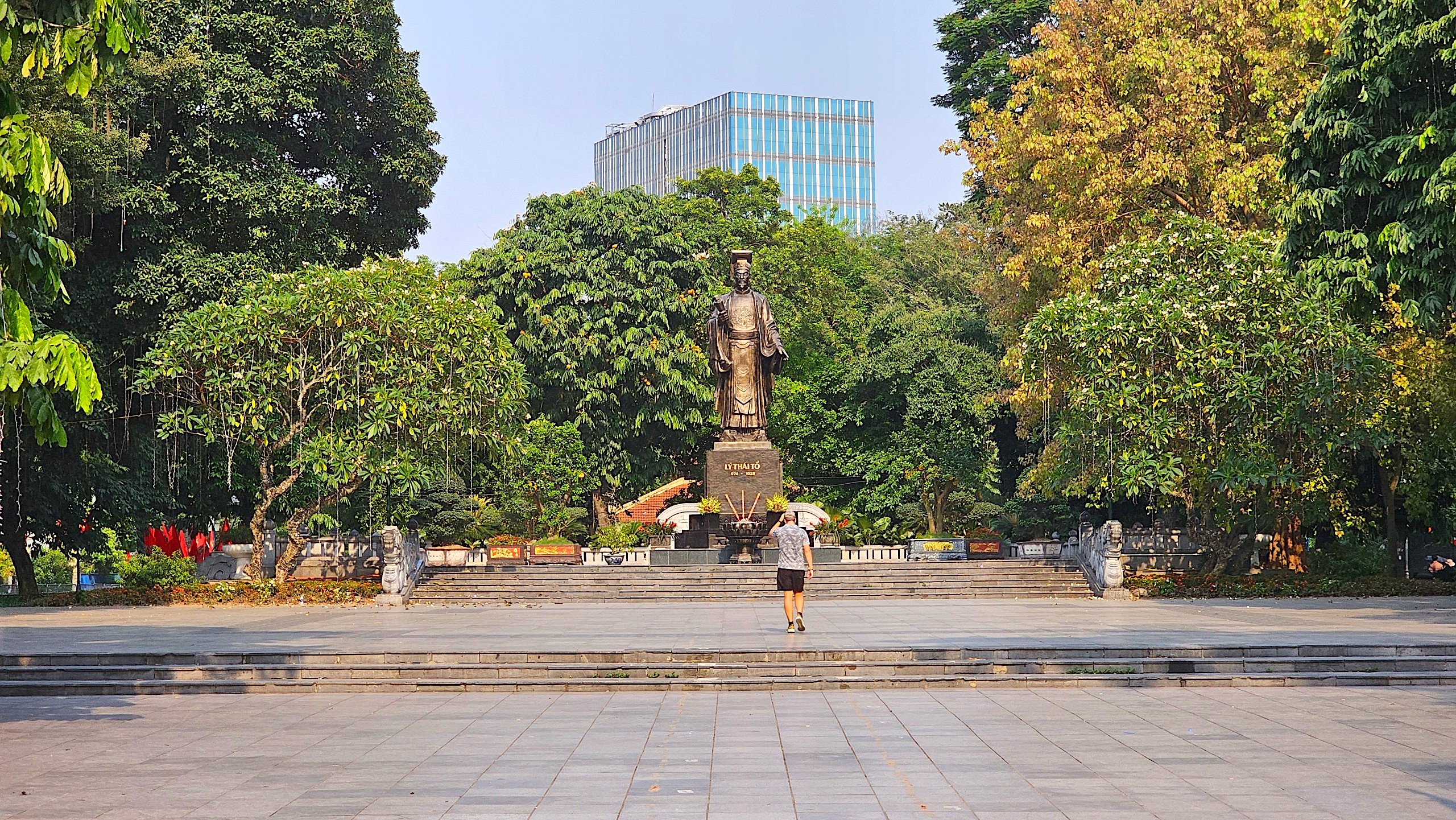 Phố đi bộ H&agrave; Nội lạ thường trong dịp nghỉ lễ- Ảnh 4.