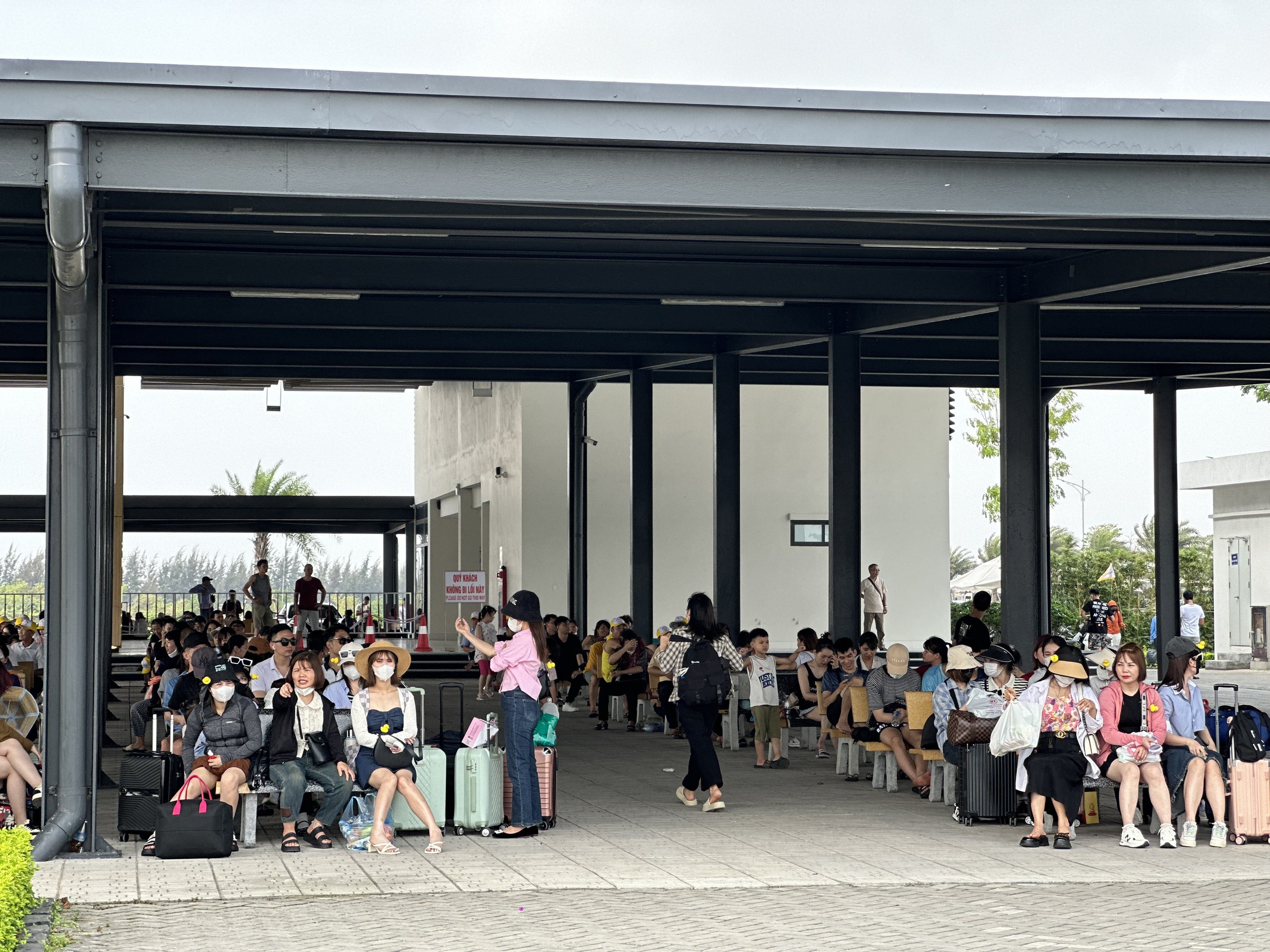 Ph&agrave; Đồng B&agrave;i &ugrave;n tắc k&eacute;o d&agrave;i, kh&aacute;ch ra C&aacute;t B&agrave; xếp h&agrave;ng chờ 3-4 giờ dưới nắng n&oacute;ng- Ảnh 5.