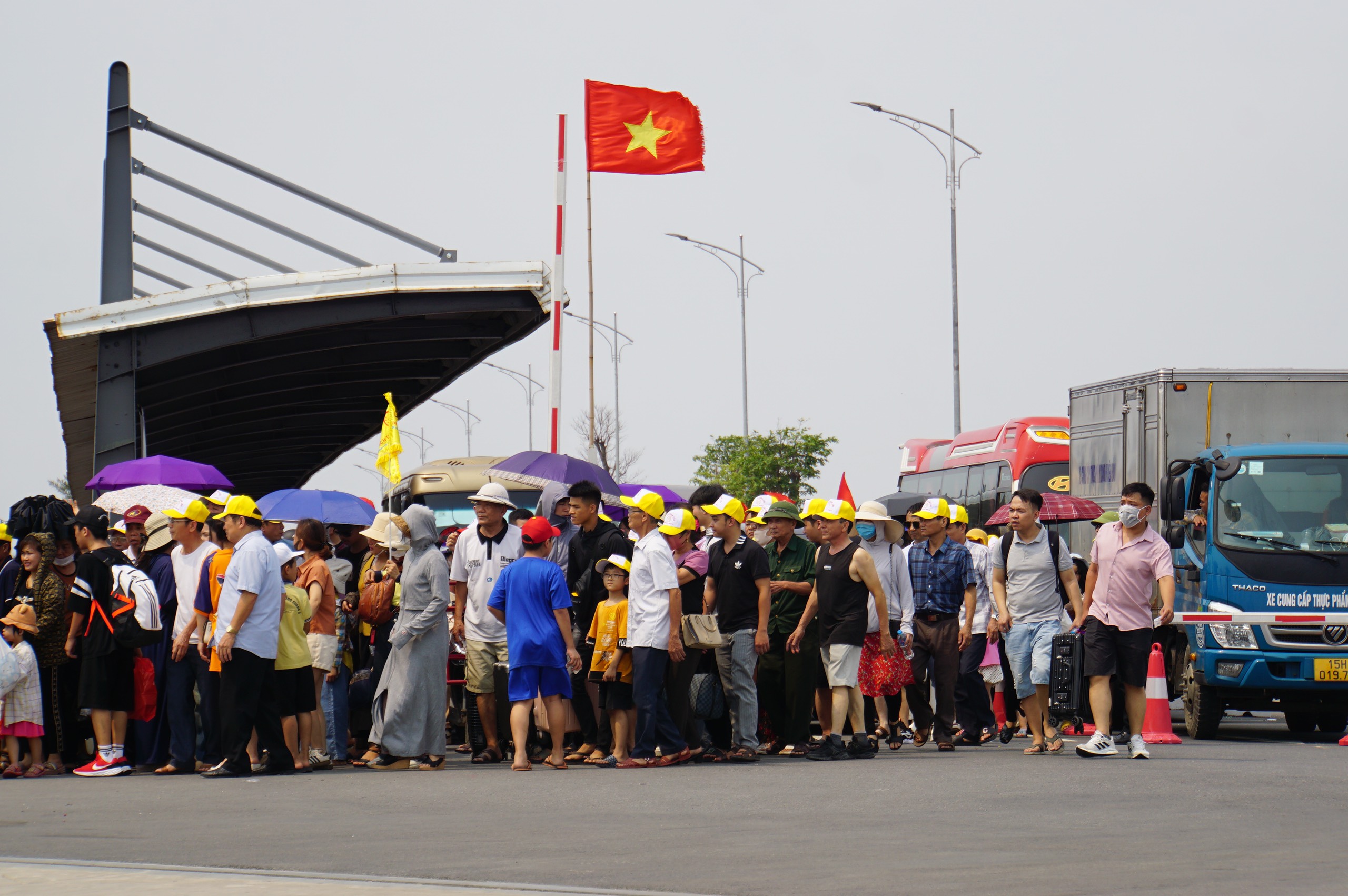 Ph&agrave; Đồng B&agrave;i &ugrave;n tắc k&eacute;o d&agrave;i, kh&aacute;ch ra C&aacute;t B&agrave; xếp h&agrave;ng chờ 3-4 giờ dưới nắng n&oacute;ng- Ảnh 1.