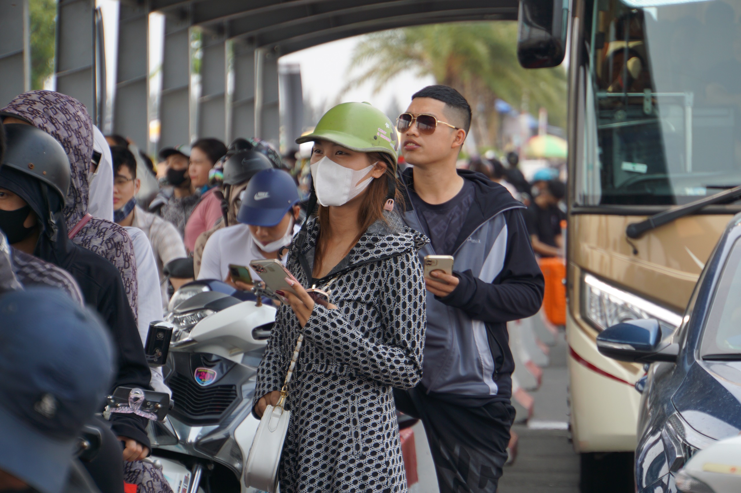 Ph&agrave; Đồng B&agrave;i &ugrave;n tắc k&eacute;o d&agrave;i, kh&aacute;ch ra C&aacute;t B&agrave; xếp h&agrave;ng chờ 3-4 giờ dưới nắng n&oacute;ng- Ảnh 7.