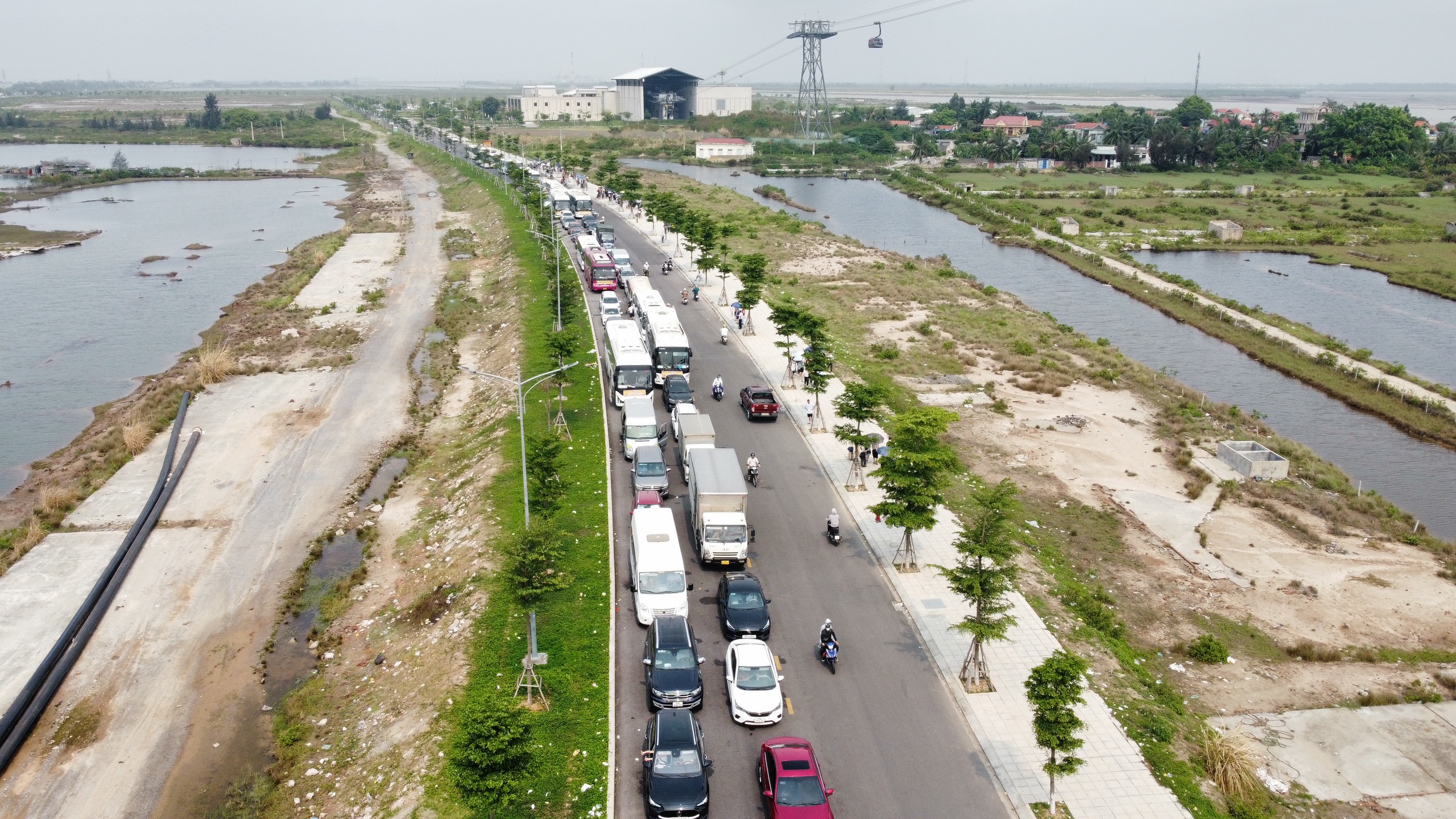 Ph&agrave; Đồng B&agrave;i &ugrave;n tắc k&eacute;o d&agrave;i, kh&aacute;ch ra C&aacute;t B&agrave; xếp h&agrave;ng chờ 3-4 giờ dưới nắng n&oacute;ng- Ảnh 2.