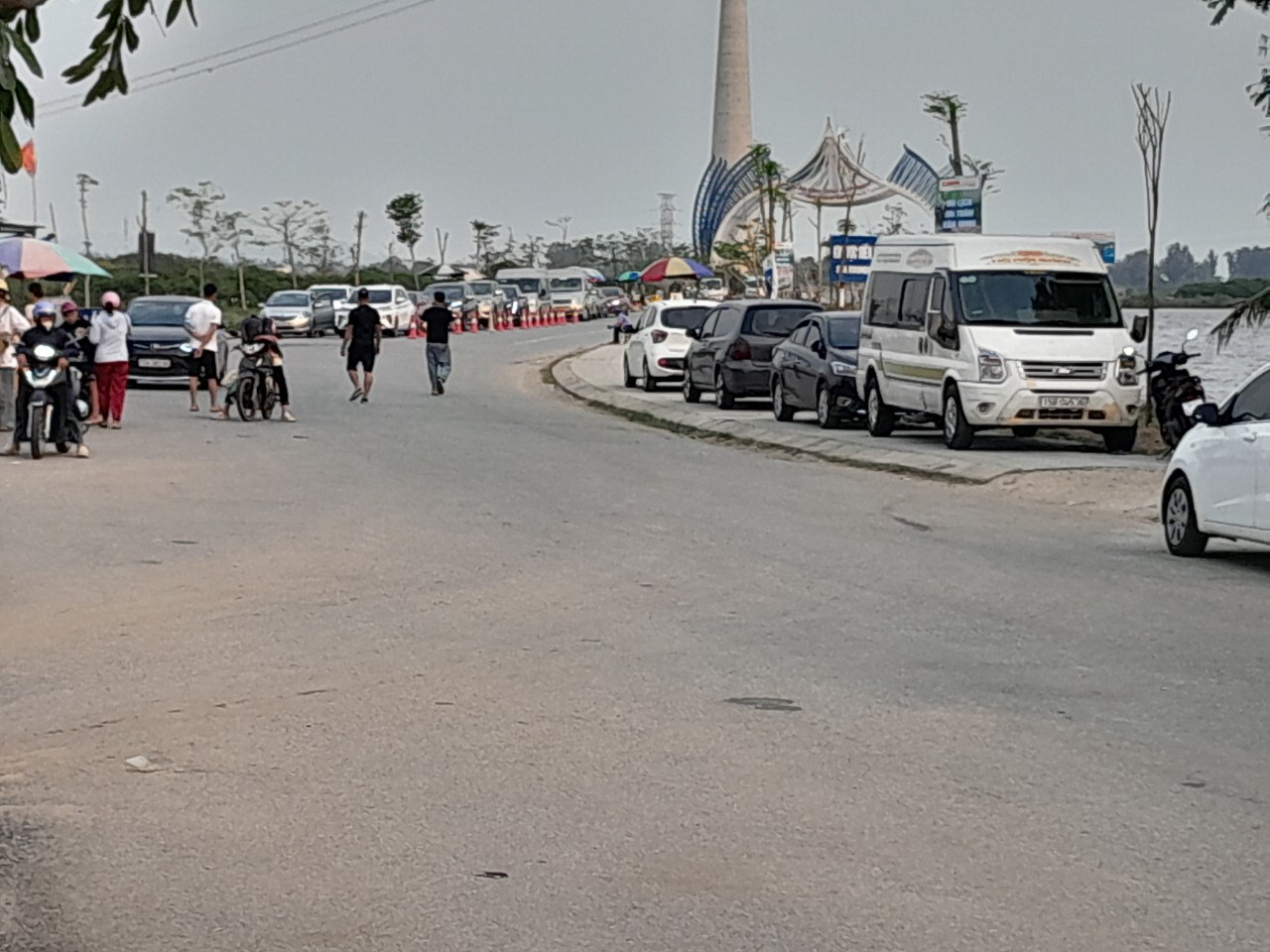 Ph&agrave; Đồng B&agrave;i &ugrave;n tắc k&eacute;o d&agrave;i, kh&aacute;ch ra C&aacute;t B&agrave; xếp h&agrave;ng chờ 3-4 giờ dưới nắng n&oacute;ng- Ảnh 9.