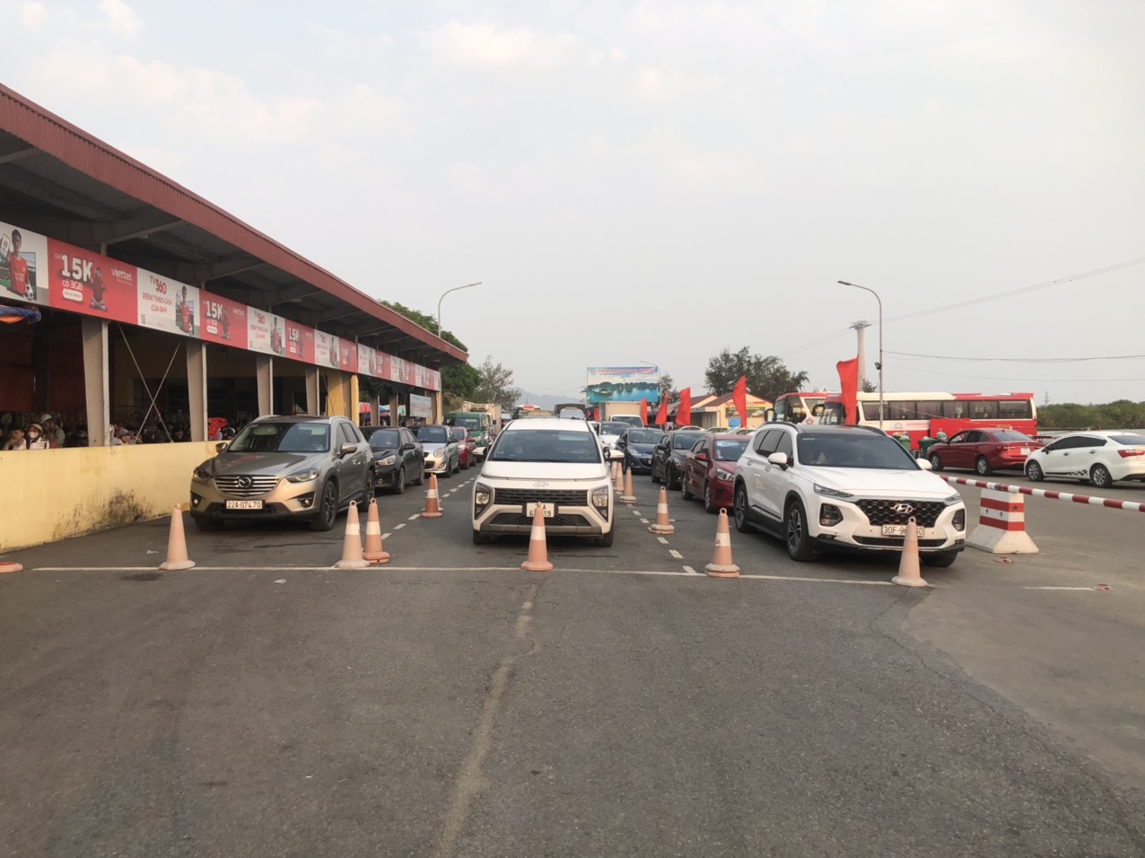 Ph&agrave; Đồng B&agrave;i &ugrave;n tắc k&eacute;o d&agrave;i, kh&aacute;ch ra C&aacute;t B&agrave; xếp h&agrave;ng chờ 3-4 giờ dưới nắng n&oacute;ng- Ảnh 10.
