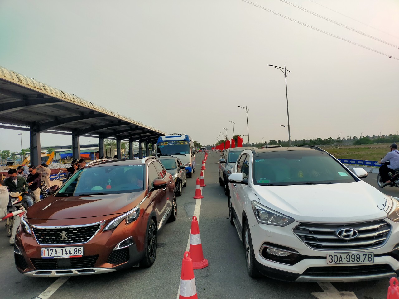 Ph&agrave; Đồng B&agrave;i &ugrave;n tắc k&eacute;o d&agrave;i, kh&aacute;ch ra C&aacute;t B&agrave; xếp h&agrave;ng chờ 3-4 giờ dưới nắng n&oacute;ng- Ảnh 8.