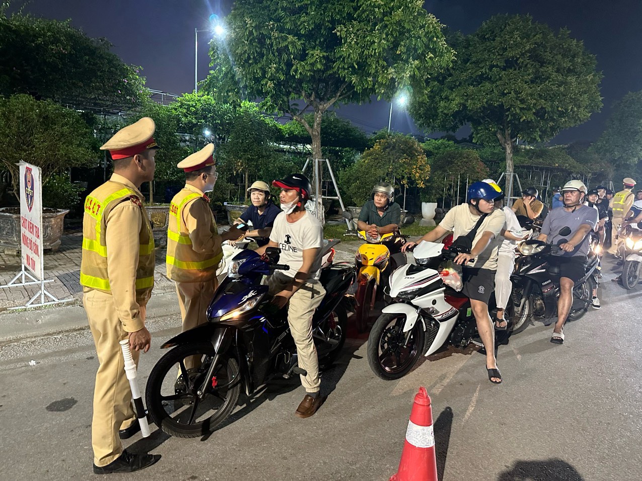 CSGT Quảng Ninh đội nắng, xuy&ecirc;n đ&ecirc;m xử l&yacute; vi phạm nồng độ cồn- Ảnh 2.