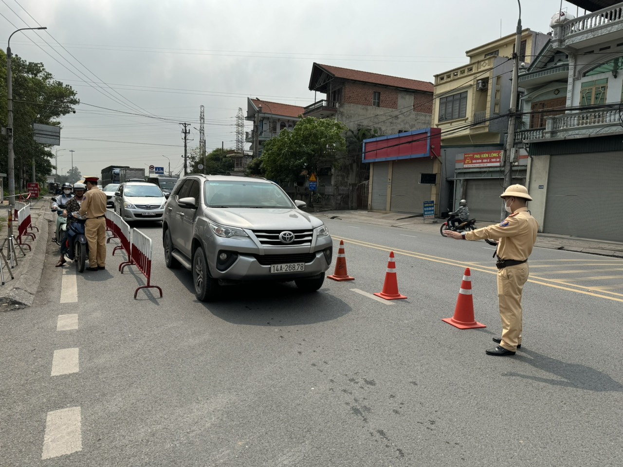 CSGT Quảng Ninh đội nắng, xuy&ecirc;n đ&ecirc;m xử l&yacute; vi phạm nồng độ cồn- Ảnh 1.