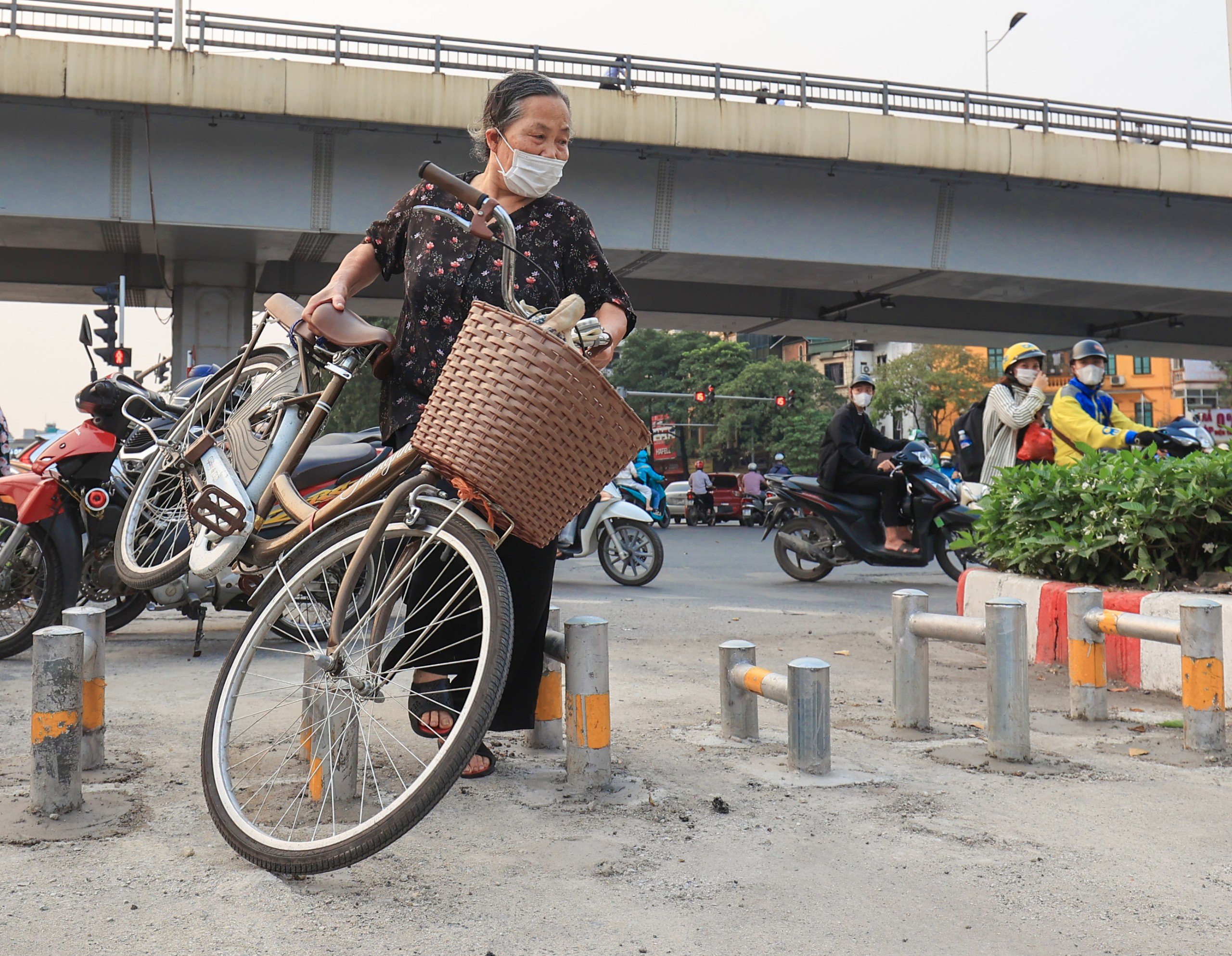 H&agrave; Nội đồng loạt thay mới r&agrave;o chắn tr&ecirc;n đường d&agrave;nh ri&ecirc;ng cho xe đạp- Ảnh 6.
